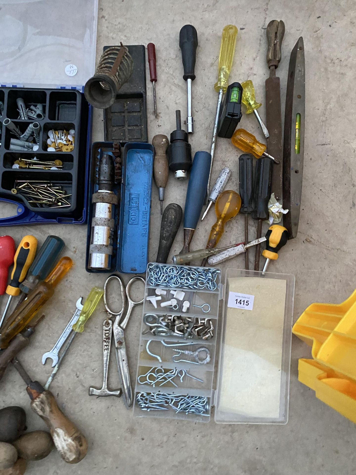 AN ASSORTMENT OF TOOLS AND HARDWARE TO INCLUDE SCREWS, A HAMMER, A SOLDERING IRON AND SCREW - Image 2 of 3