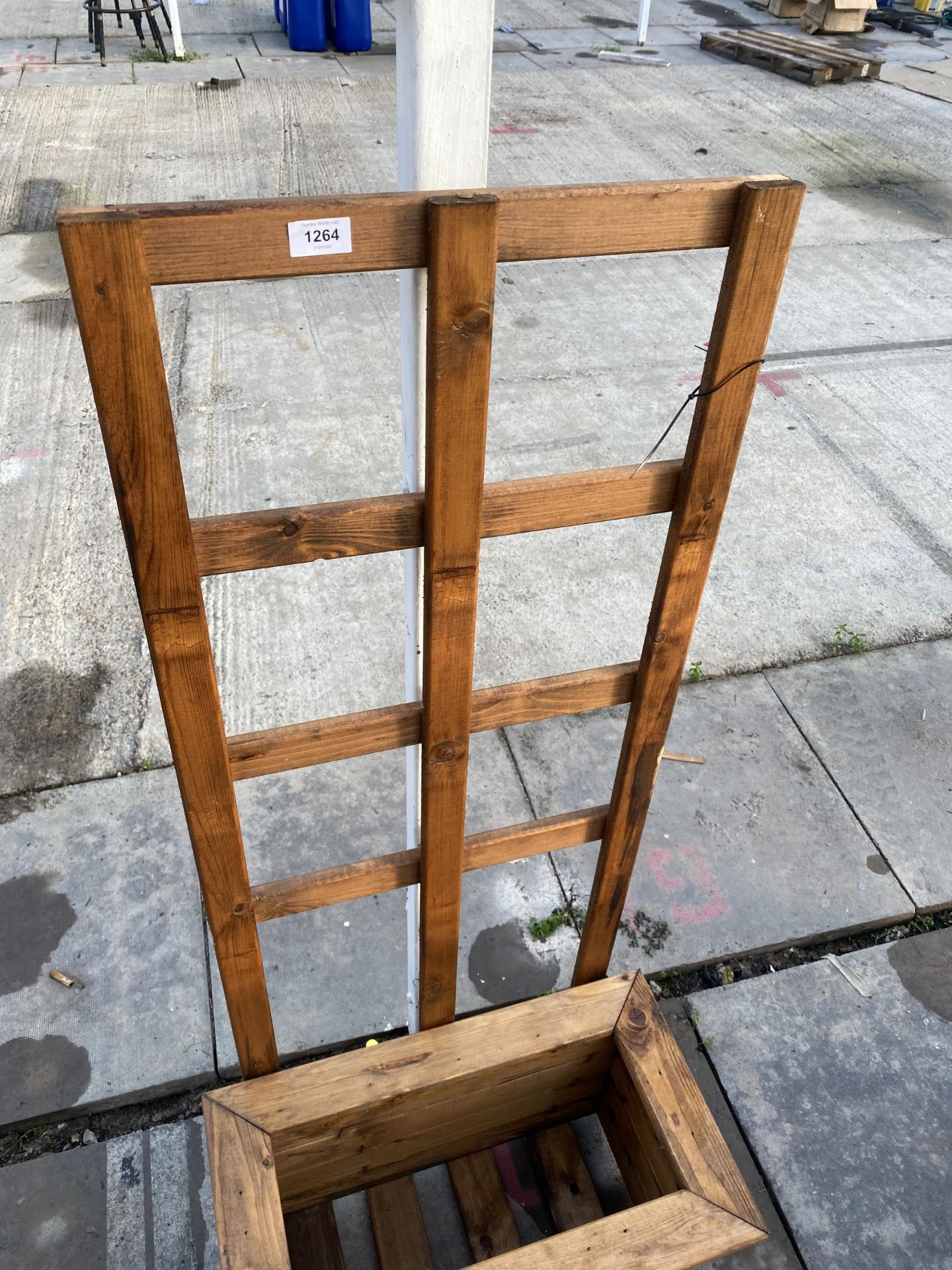 AN AS NEW EX DISPLAY CHARLES TAYLOR TROUGH PLANTER WITH TRELLIS BACK (W:57CM) *PLEASE NOTE VAT TO BE - Image 3 of 3