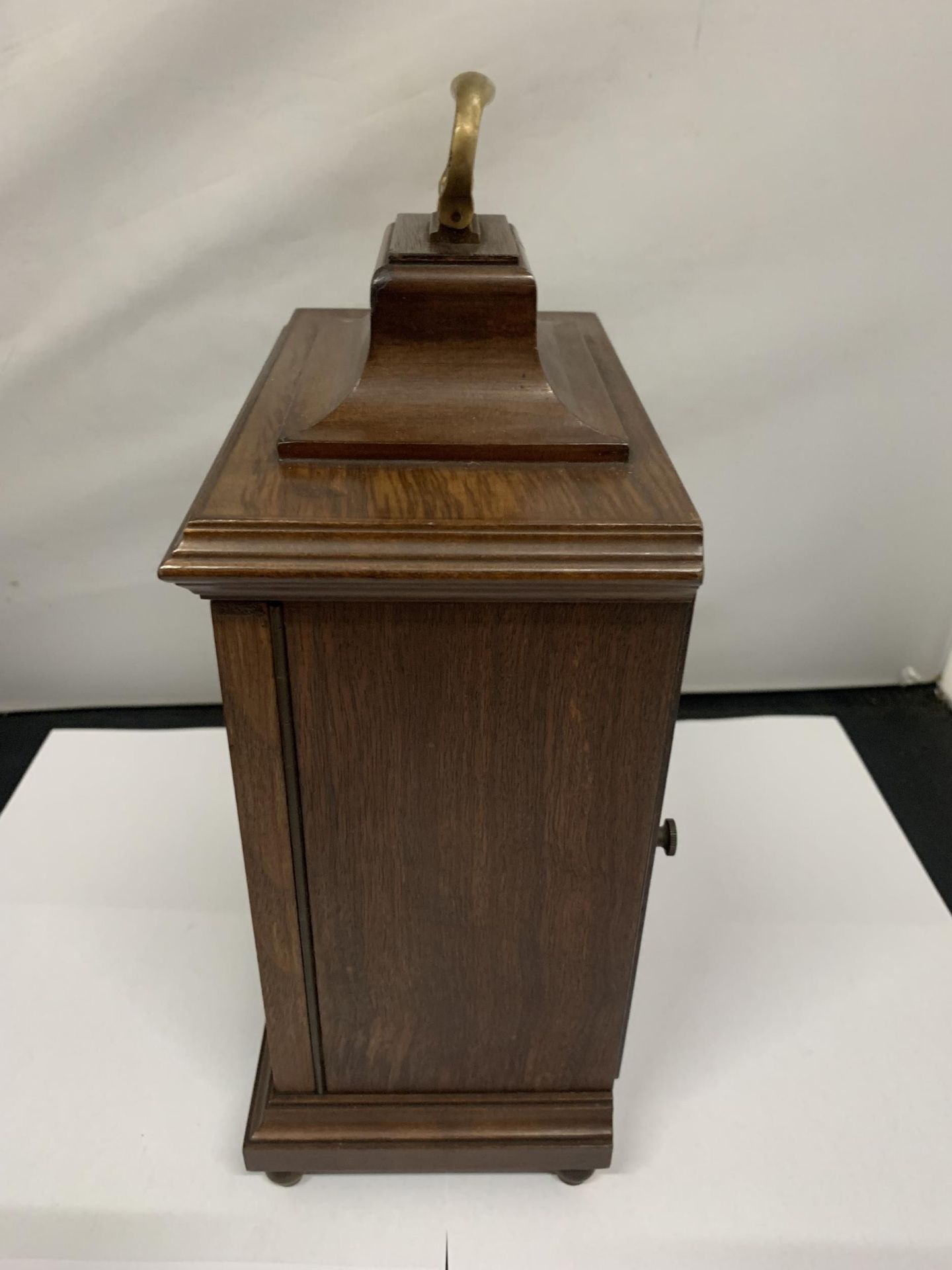 A VINTAGE STYLE MAHOGANY CASED MANTLE CLOCK WITH GILT FACE HEIGHT 27CM - Image 2 of 4