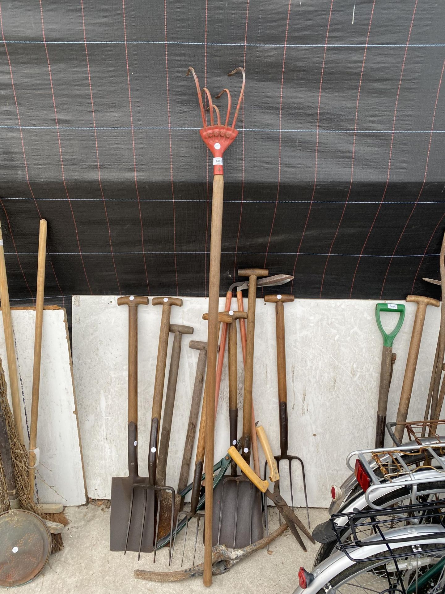 AN ASSORTMENT OF GARDEN TOOLS TO INCLUDE FORKS, SPADES AND A SHOVEL ETC