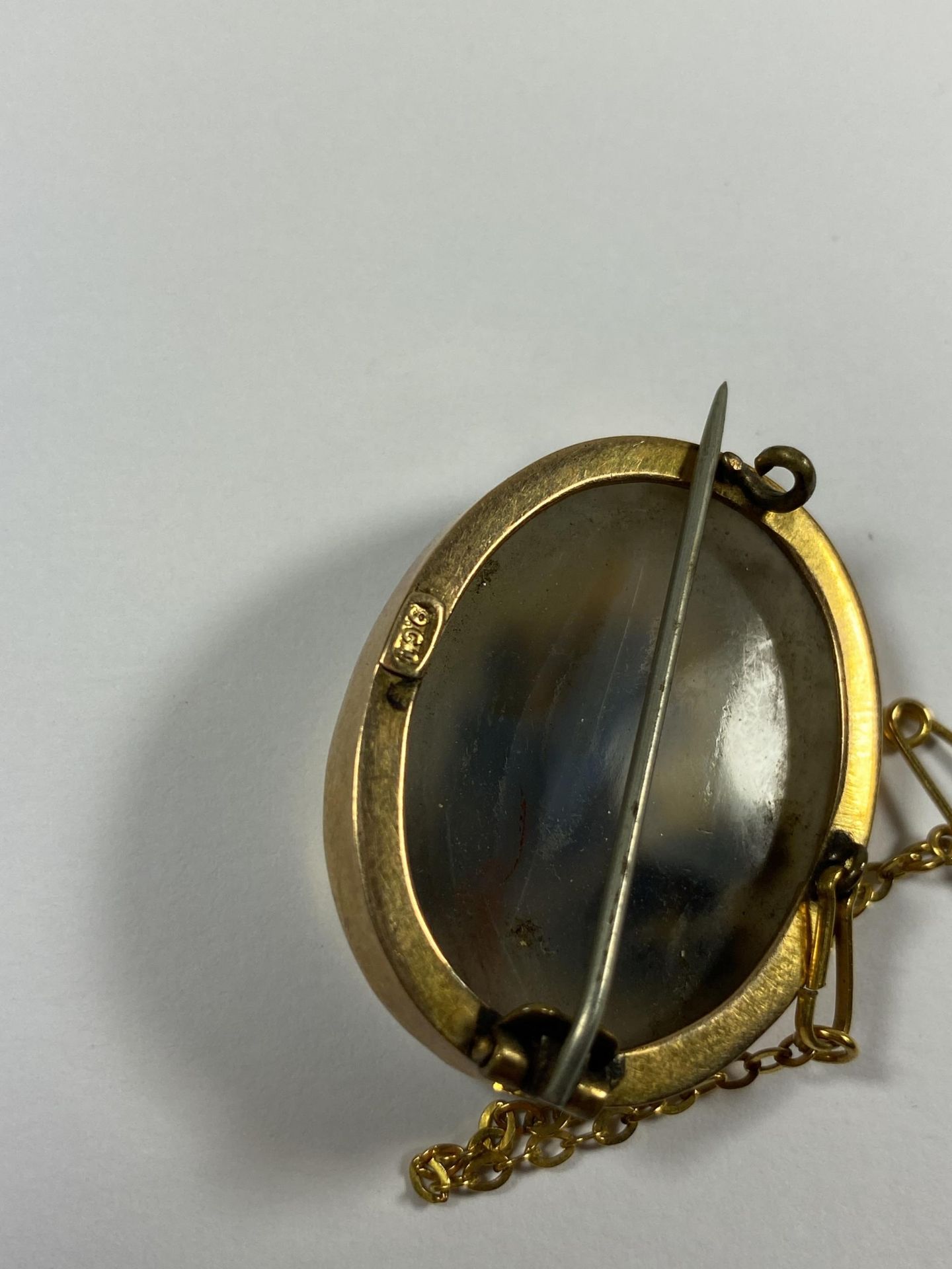 A VINTAGE 9CT YELLOW GOLD CASED GLASS BROOCH - Image 3 of 3