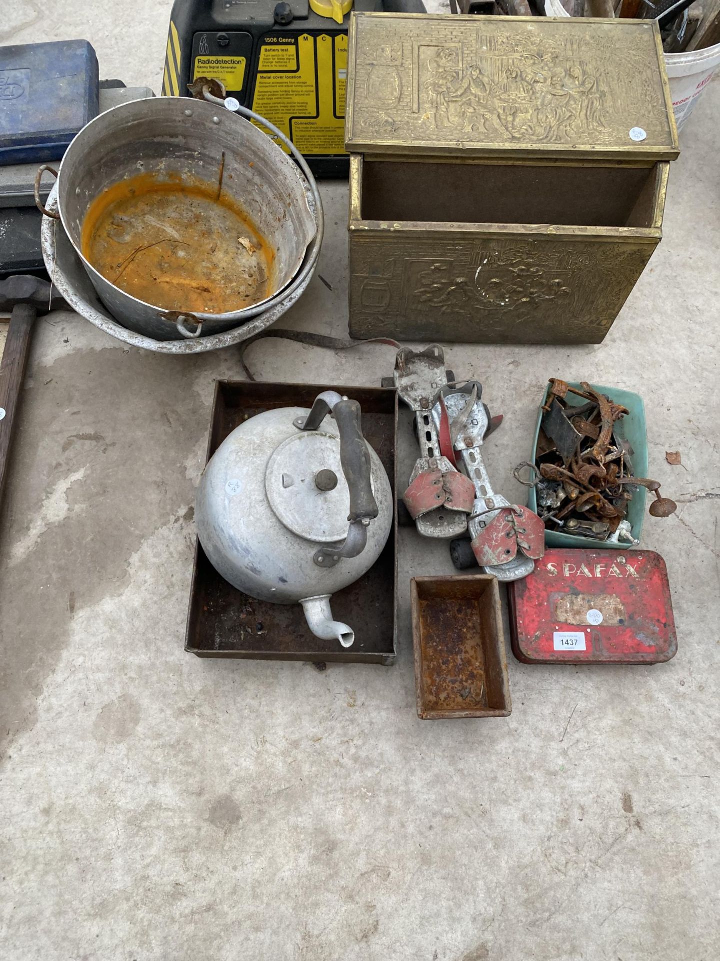 AN ASSORTMENT OF ITEMS TO INCLUDE A JAM PAN, A BRASS MAGAZINE RACK AND A KETTLE ETC