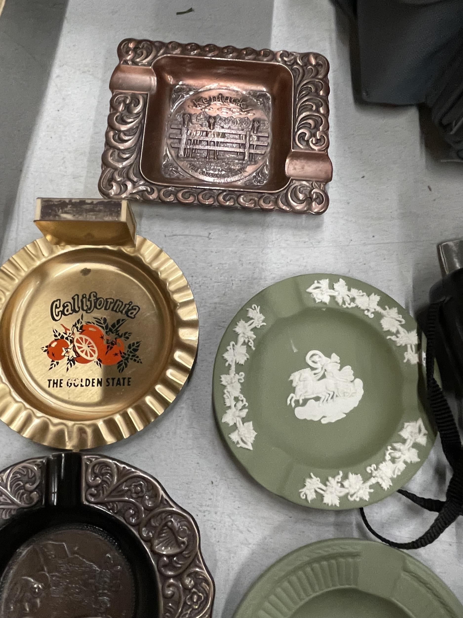 A QUANTITY OF VINTAGE ASHTRAYS TO INCLUDE WEDGWOOD JASPERWARE AND A WILL'S GOLD FLAKE - Image 4 of 4