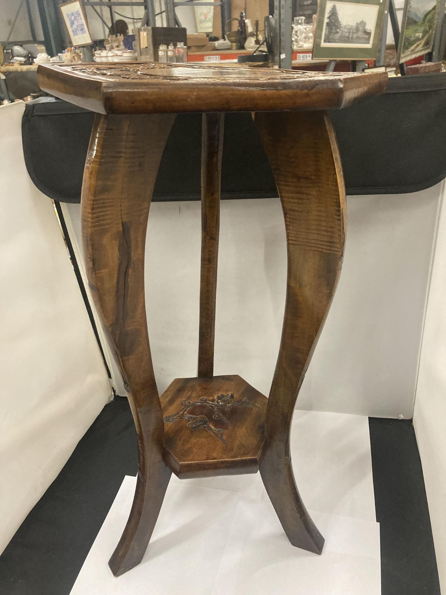 A MAHOGANY PLANT STAND WITH CARVED FOLIATE DECORATION HEIGHT 61CM - Image 2 of 3