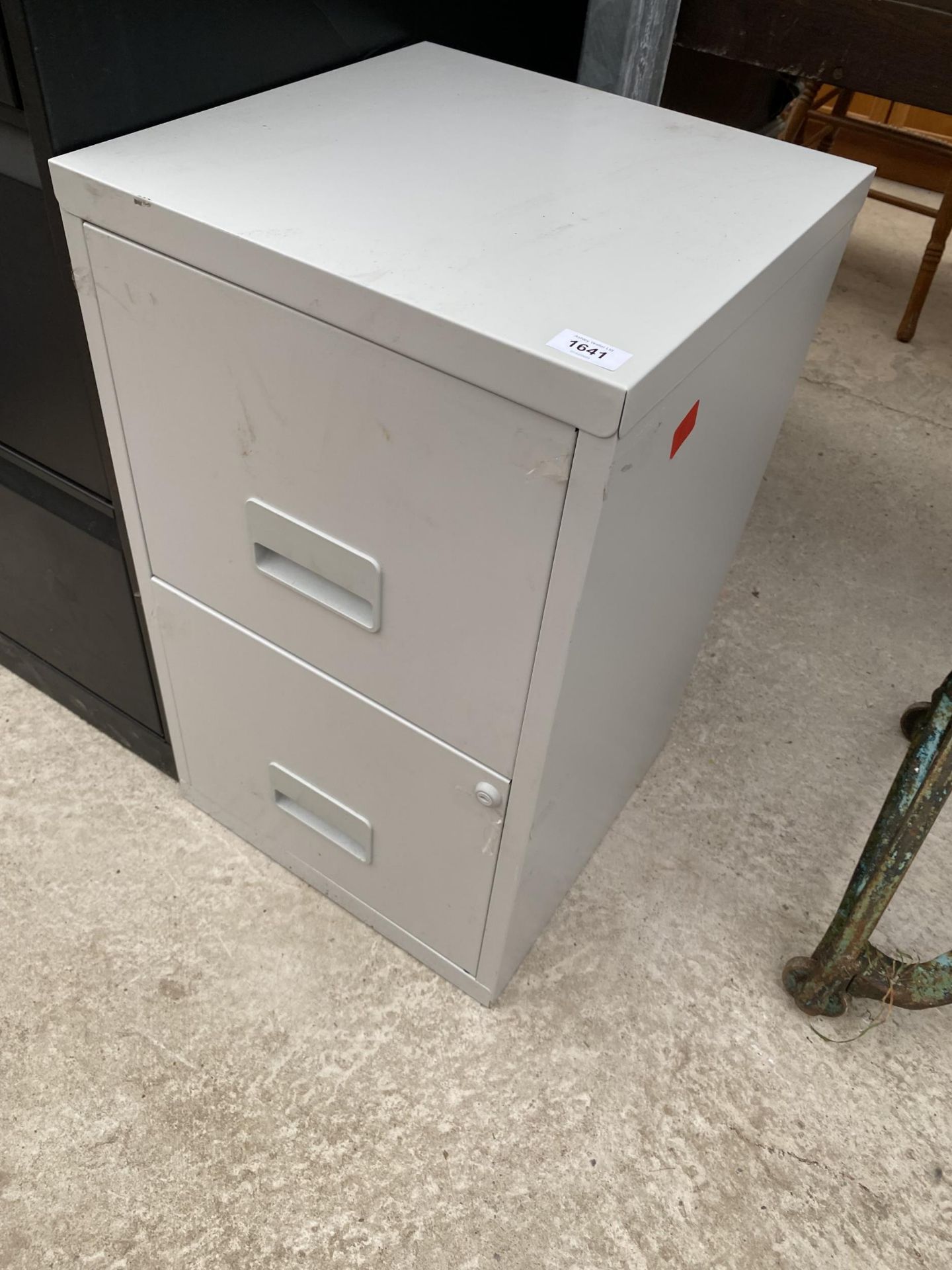 A FOUR DRAWER METAL FILING CABINET AND A FURTHER TWO DRAWER METAL FILING CABINET - Image 2 of 3