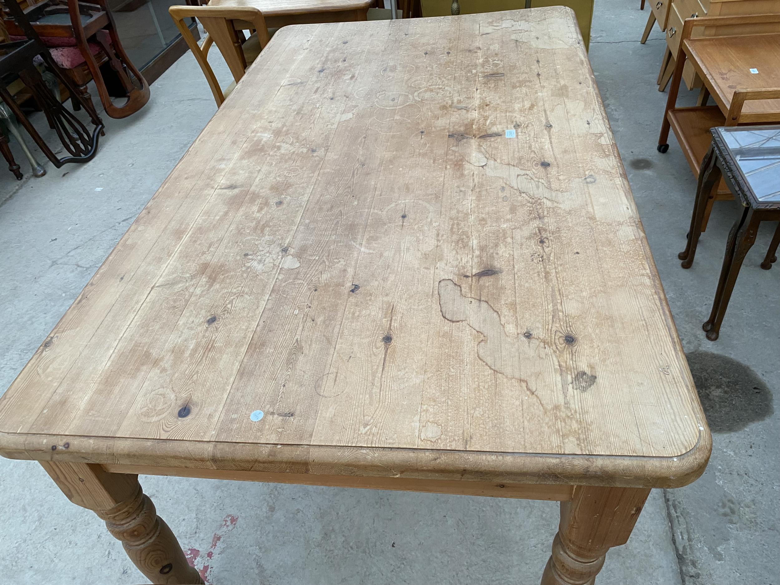 A VICTORIAN STYLE PINE KITCHEN TABLE ON TURNED LEGS, 72X41" - Image 3 of 3