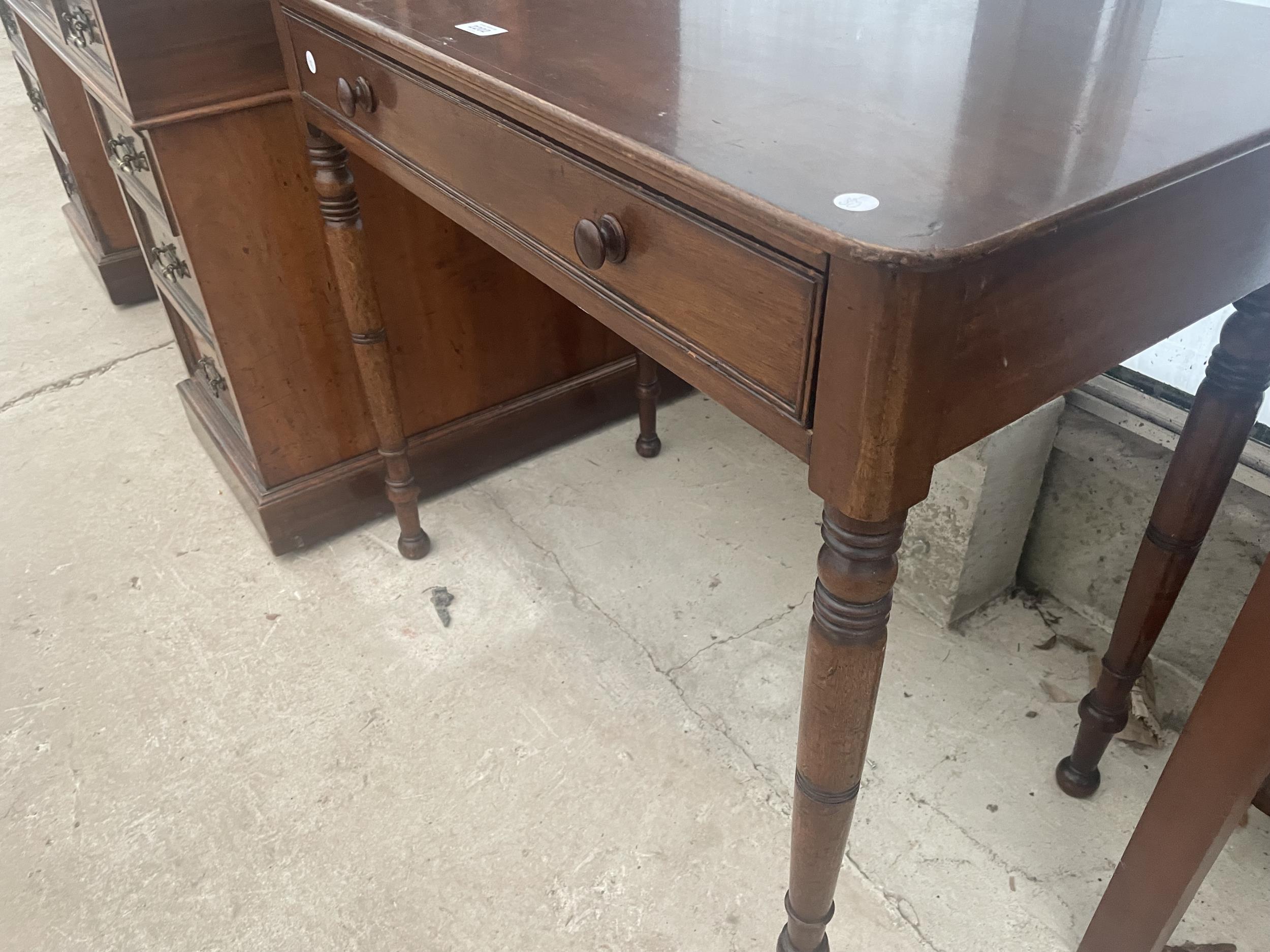 A 19TH CENTURY MAHOGANY SIDE TABLE WITH SINGLE DRAWER, ON TURNED LEGGS, 33.5" WIDE - Image 4 of 4
