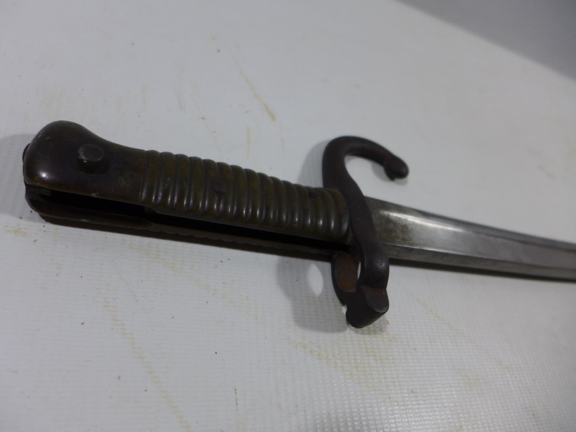 A FRENCH CHASSEPOT BAYONET AND SCABBARD, 57CM BLADE DATED 1870 - Image 4 of 5