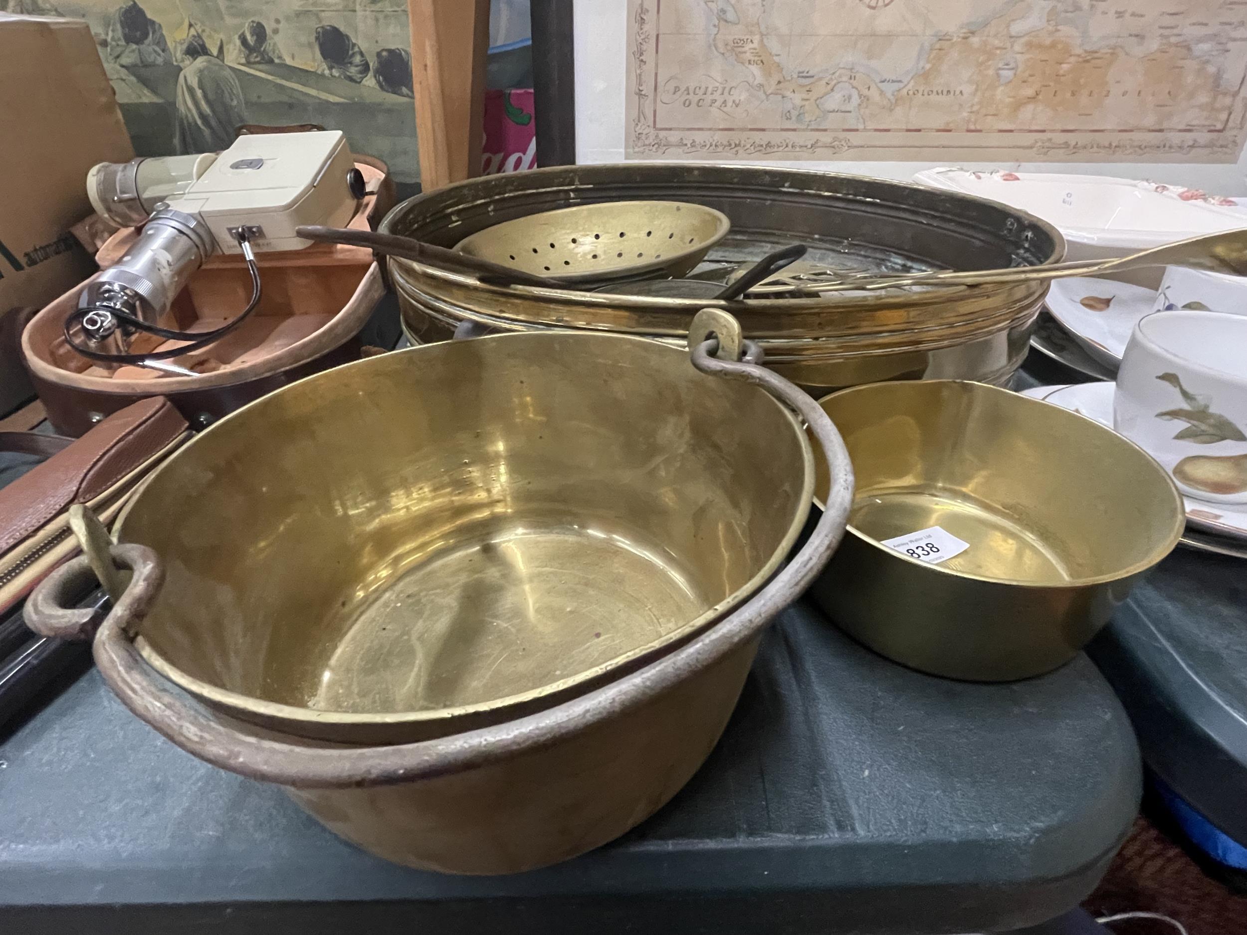 A QUANTITY OF BRASS ITEMS TO INCLUDE A LARGE BOWL, PANS, A SKILLET, COLANDER AND THERMOMETER - Image 3 of 3