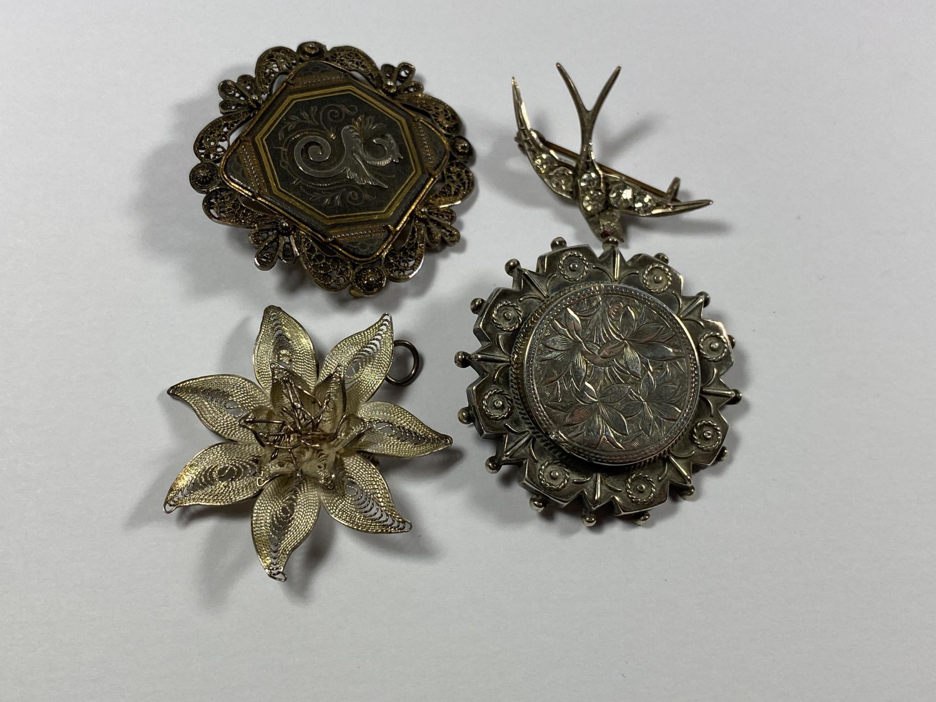 A COLLECTION OF FOUR VINTAGE SILVER BROOCHES TO INCLUDE BIRD EXAMPLE