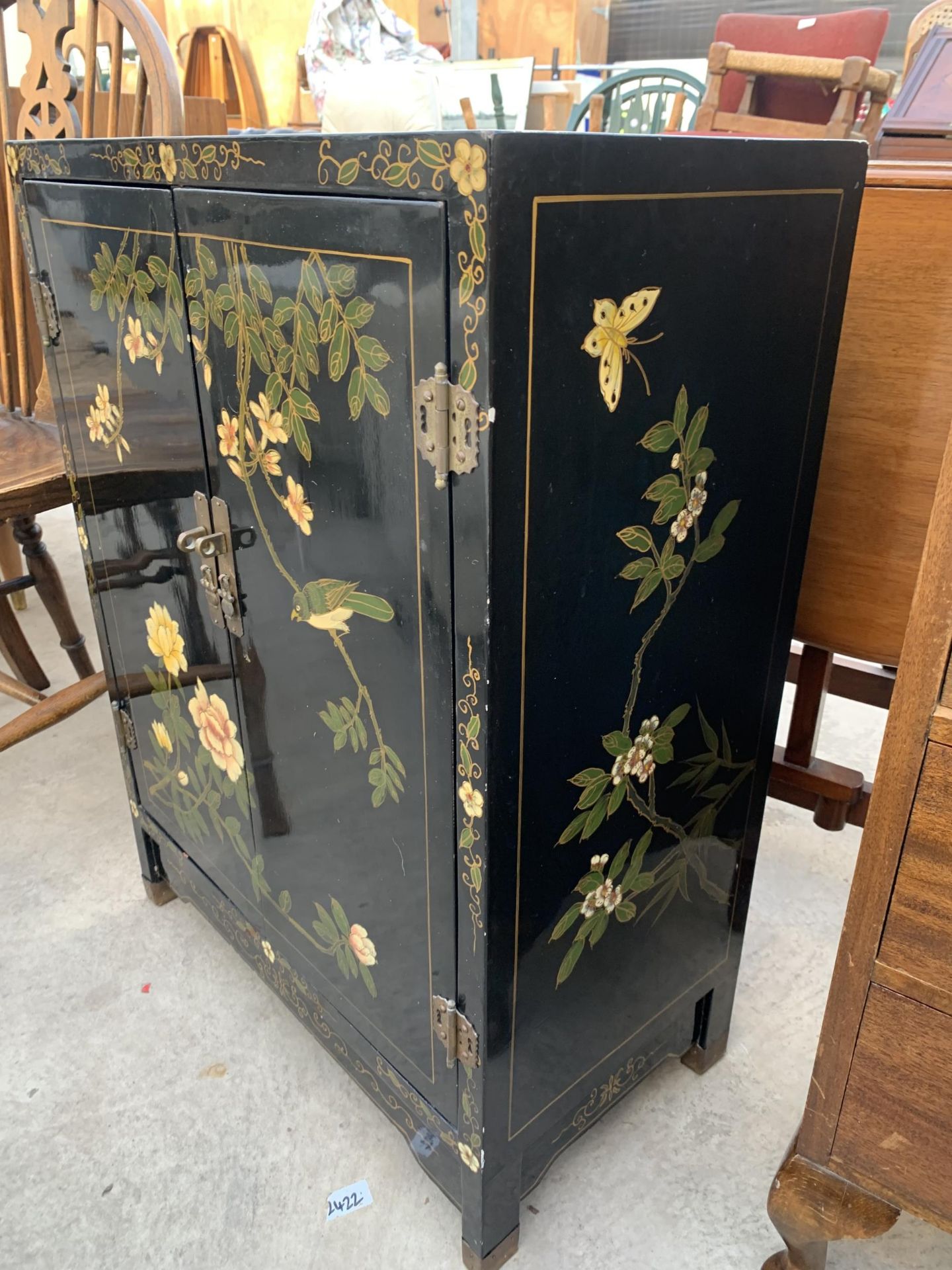 A MODERN TWO DOOR CABINET WITH CHINOISERIE DECORATION, 22" WIDE - Image 2 of 5