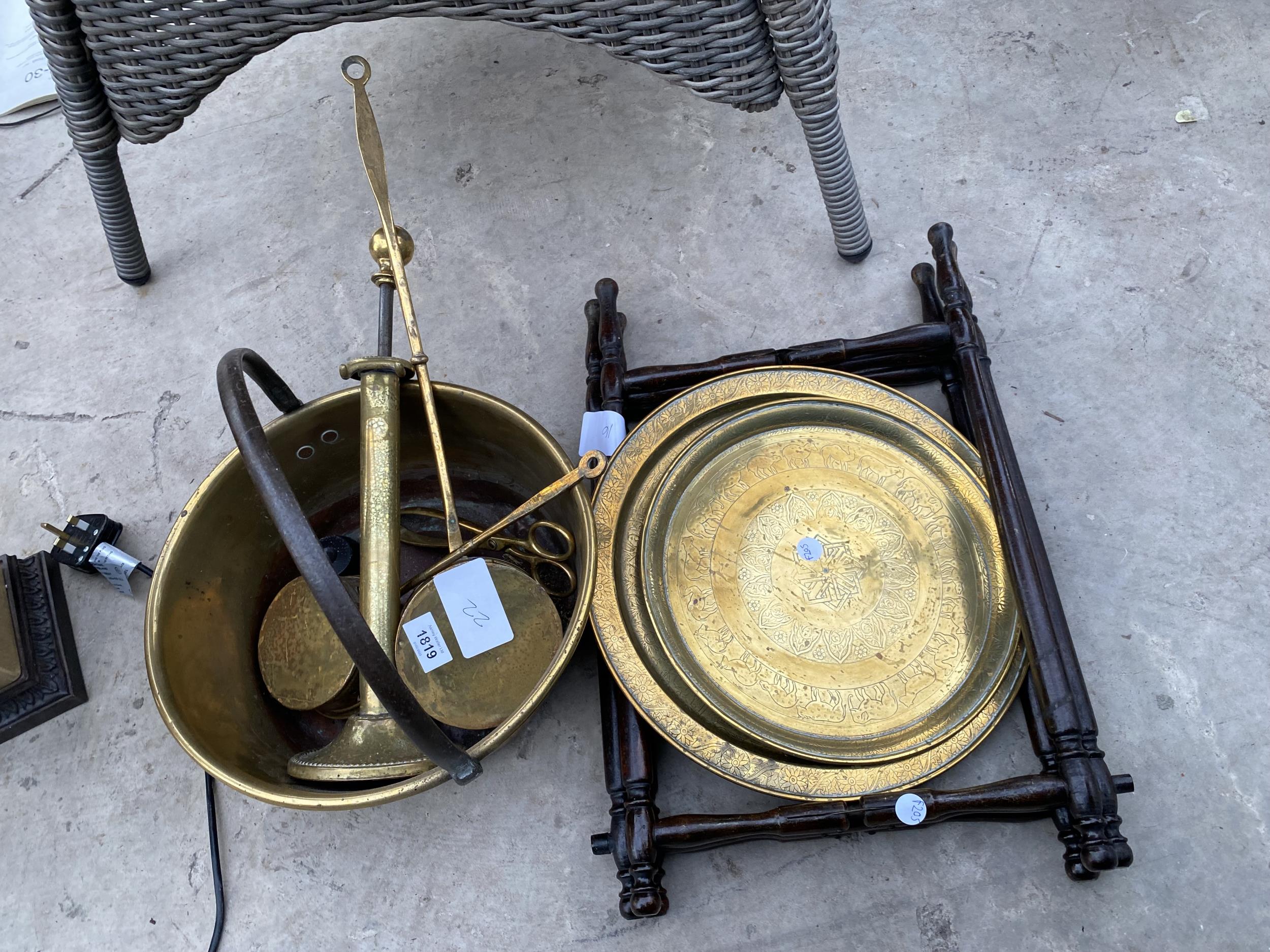 A LARGE ASSORTMENT OF BRASS ITEMS TO INCLUDE A FOLDING TABLE, A JAM PAN AND FIRE SIDE COMPANION