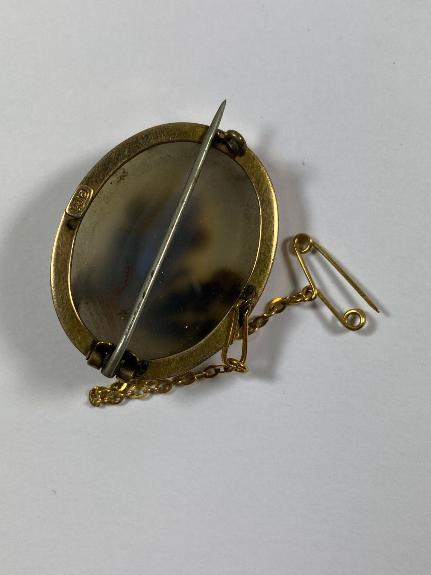 A VINTAGE 9CT YELLOW GOLD CASED GLASS BROOCH - Image 2 of 3