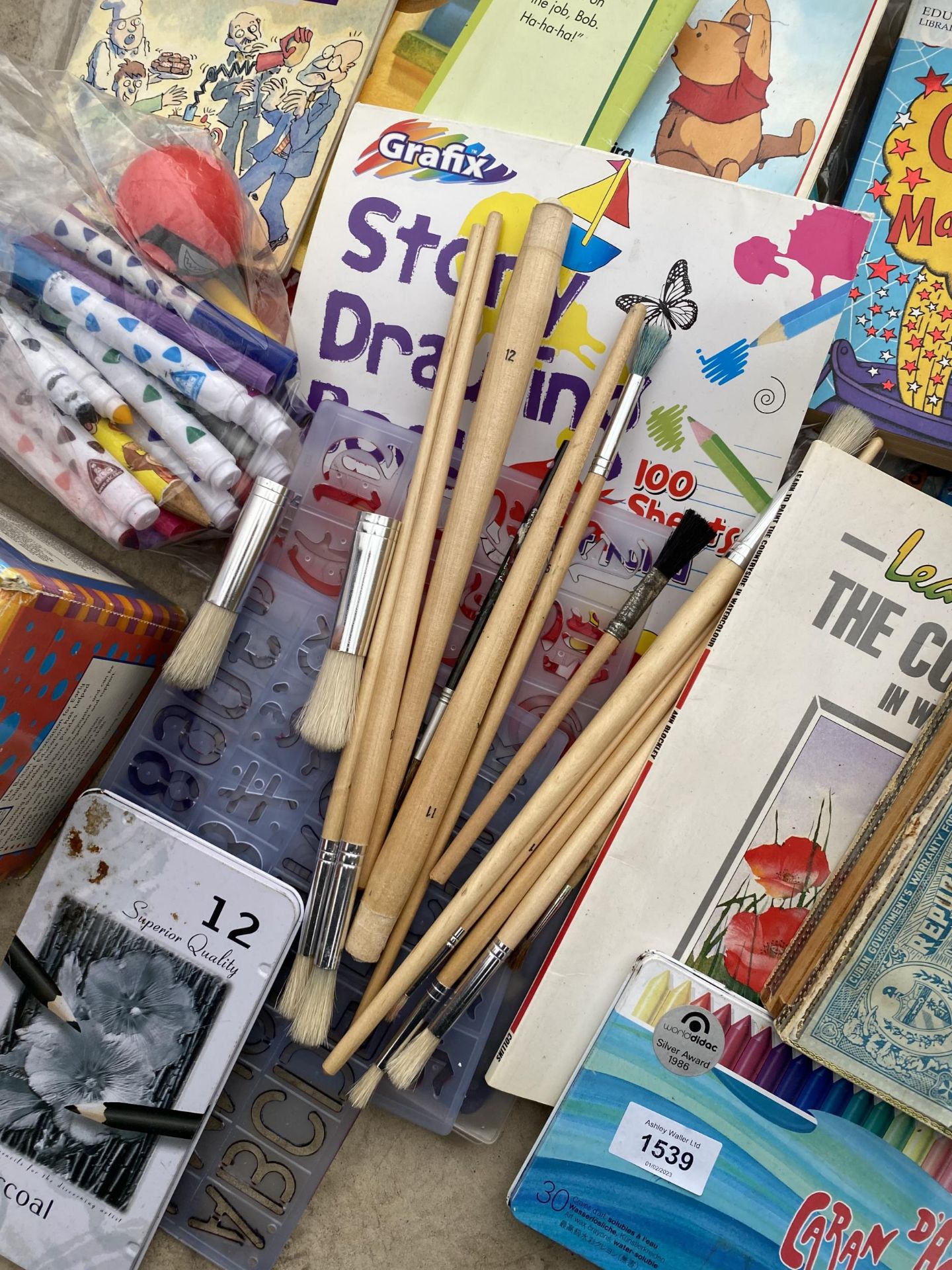 AN ASSORTMENT OF ARTS AND CRAFTS ITEMS TO INCLUDE PAINT BRUSHES, PENCILS AND CRAYONS ETC - Image 2 of 2