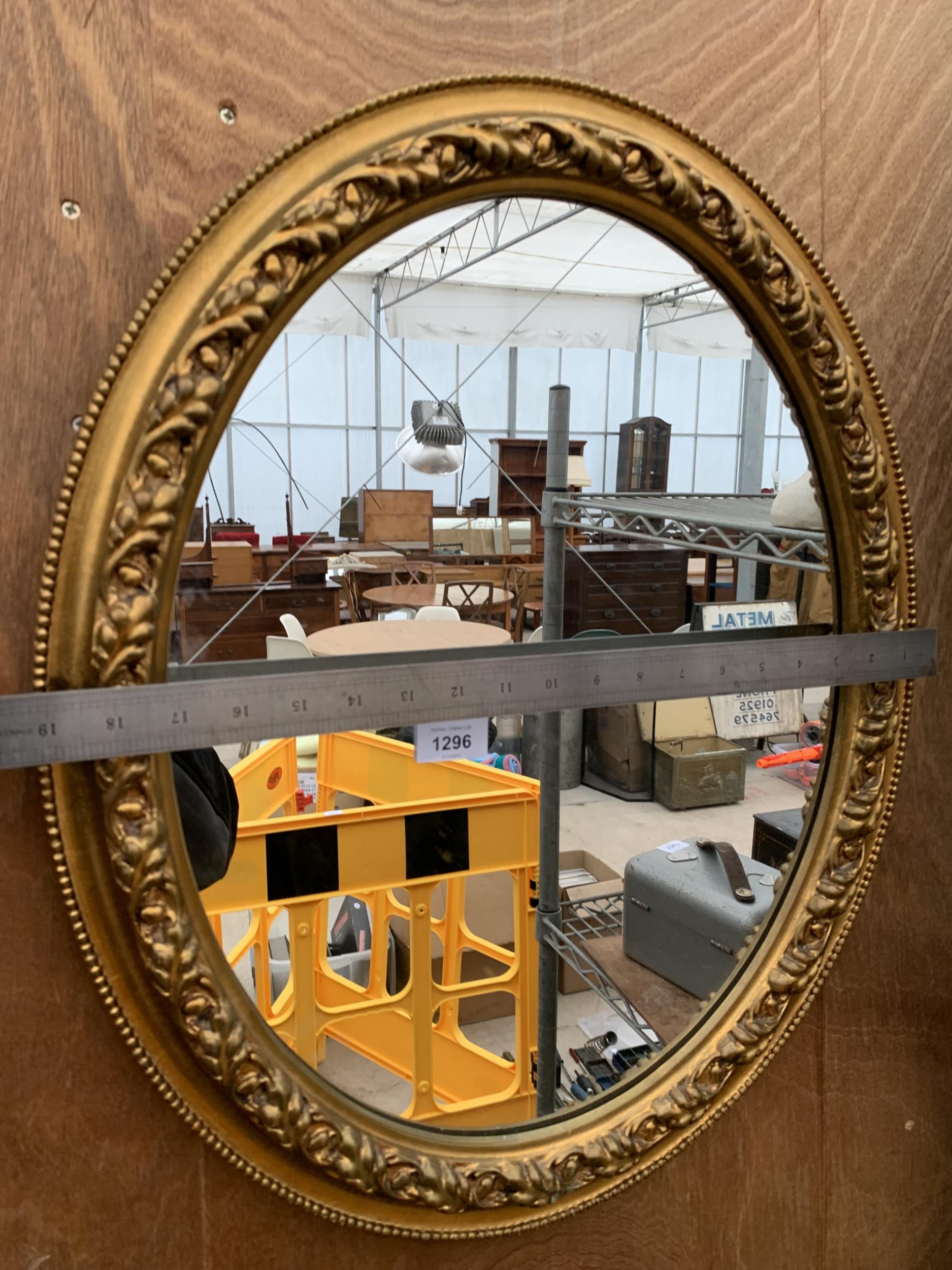 A GILT FRAMED OVAL WALL MIRROR - Bild 2 aus 2