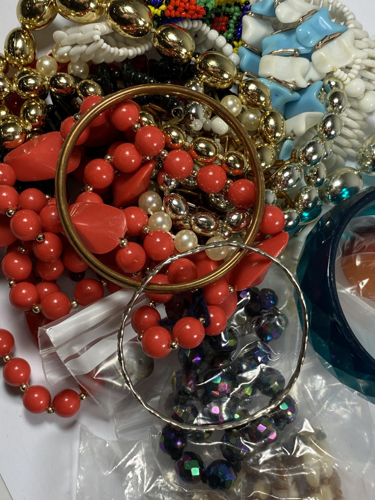 A LARGE MIXED LOT OF ASSORTED COSTUME JEWELLERY, BEAD NECKLACES ETC - Image 2 of 2