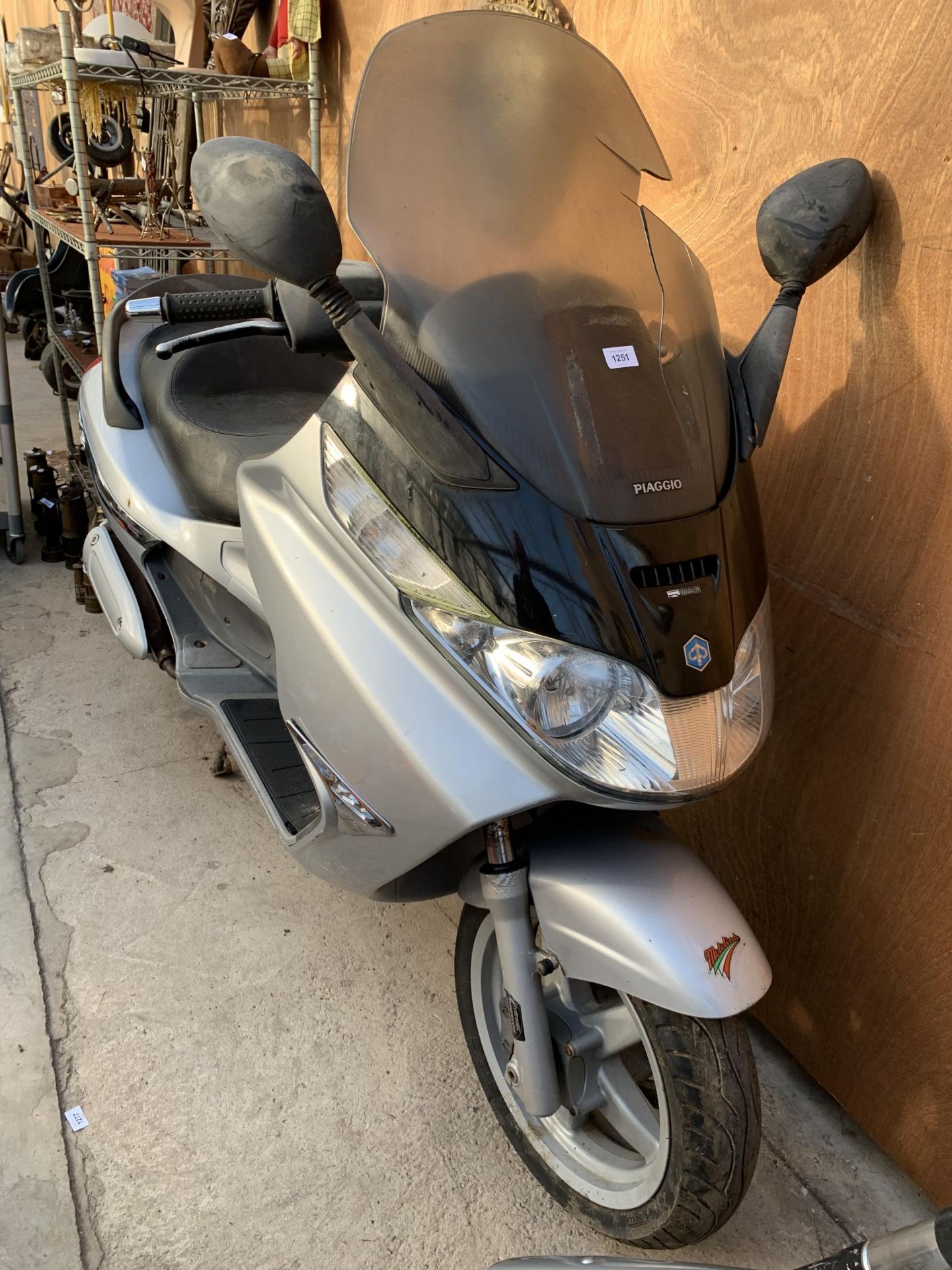 A PIAGGIO SCOOTER SOLD AS SEEN WITH NO PAPERWORK OR KEY AND DAMAGE TO THE LEFT HAND SIDE - Image 2 of 7