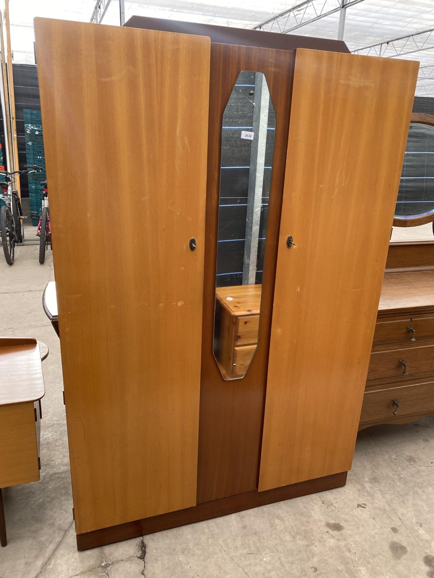 A MID 20TH CENTURY SATINWOOD BEDROOM SUITE COMPRISING A CHEST OF DRAWERS, DRESSING TABLE AND - Image 3 of 5