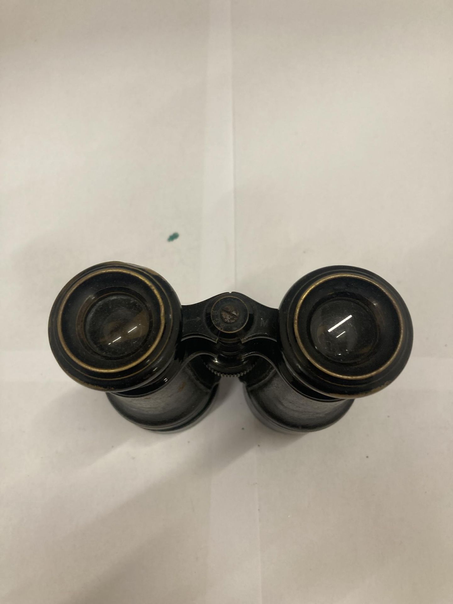 A PAIR OF VINTAGE BINOCULARS - Image 3 of 3