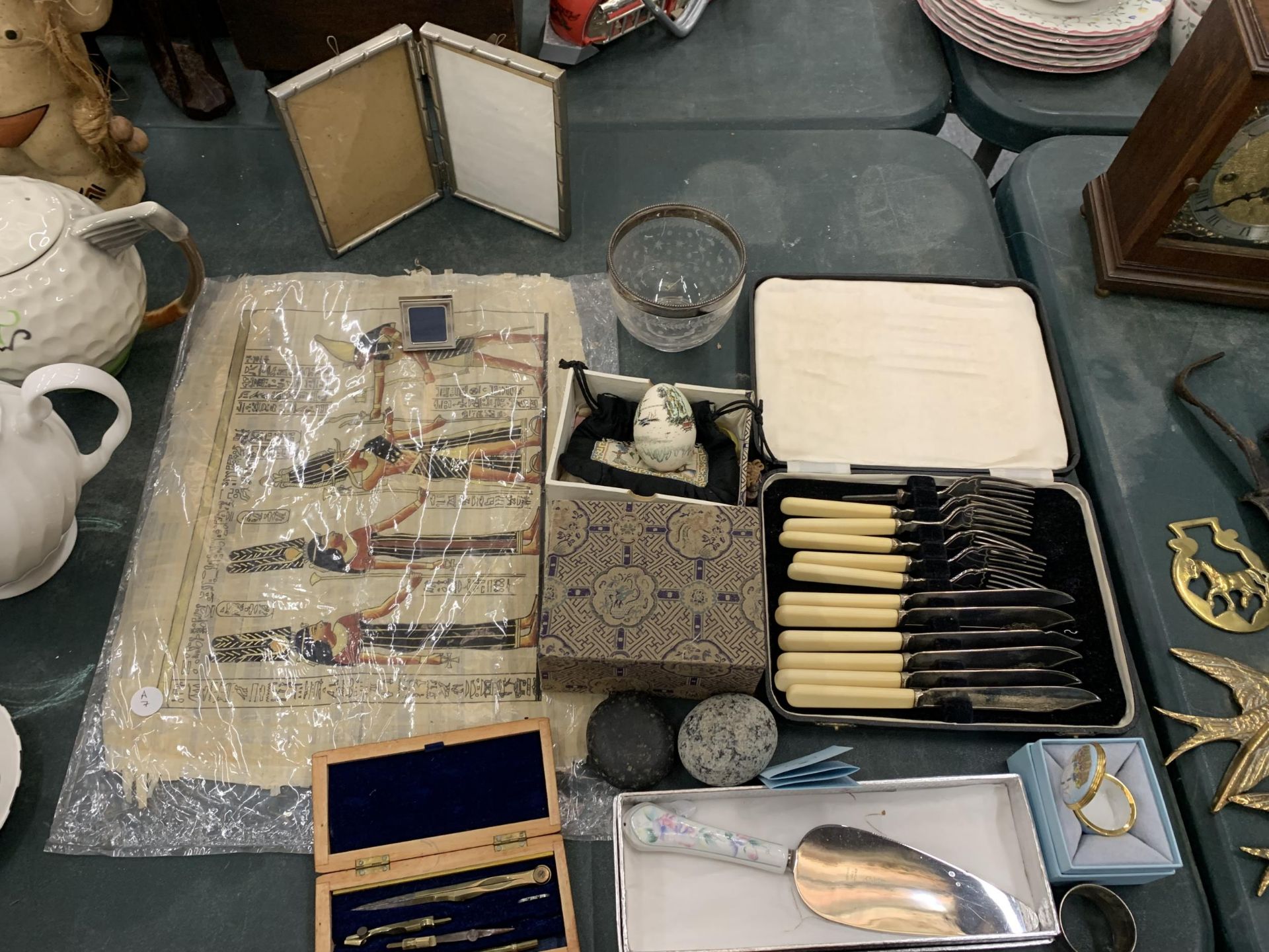 A MIXED LOT TO INCLUDE A VINTAGE CASED SET OF FISH KNIVES AND FORKS, AN ORIENTAL DECORATED EGG -