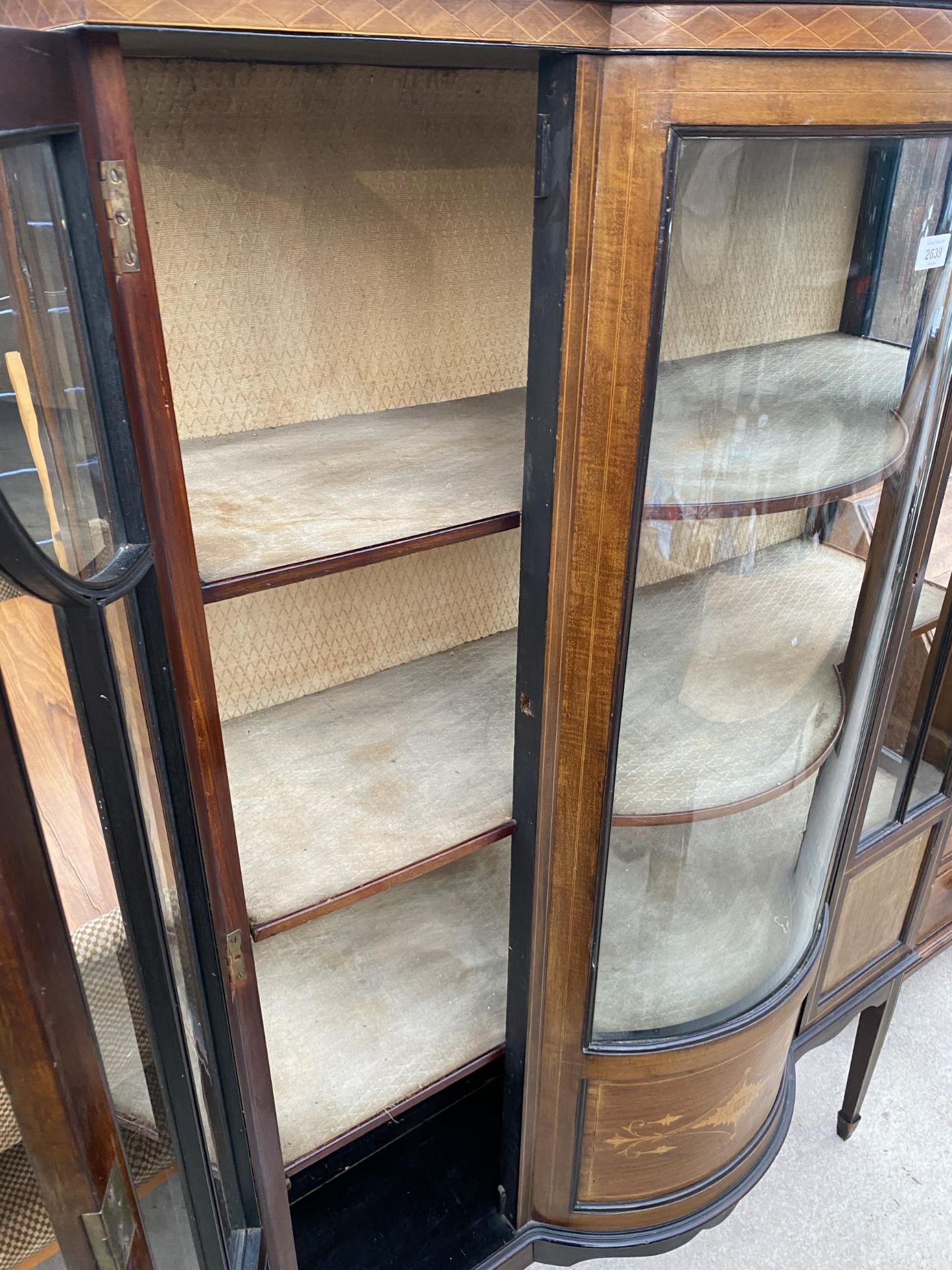AN EDWARDIAN MAHOGANY AND INLAID BOWFRONTED CHINA DISPLAY CABINET ON TAPERED LEGS, WITH SPADE - Image 6 of 7