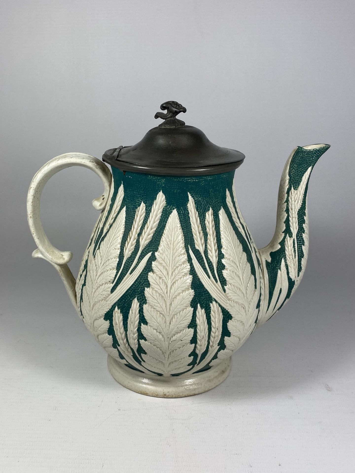 A VICTORIAN PEWTER LIDDED TEAPOT WITH WHEAT DESIGN, HEIGHT 20CM