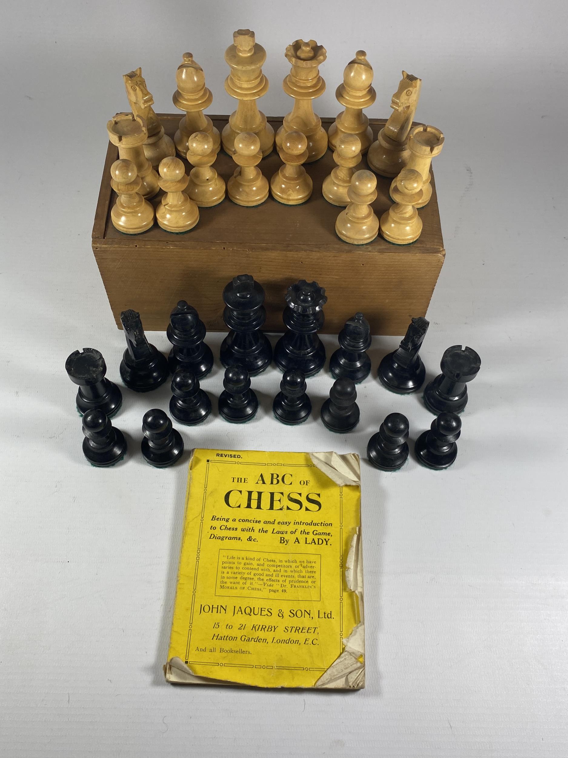 A VINTAGE STAUNTON STYLE EBONY & SATINWOOD CHESS SET IN ORIGINAL WOODEN STORAGE BOX, KING HEIGHT