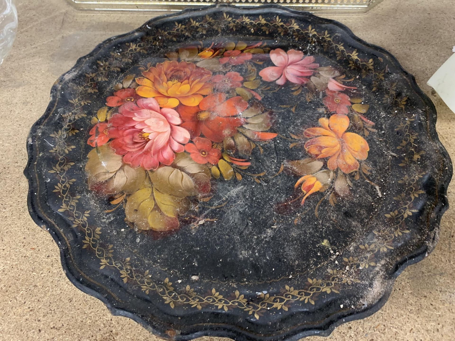 TWO VINTAGE TRAYS TO INCLUDE A BLACK METAL ONE WITH FLORAL DECORATION - Image 3 of 3