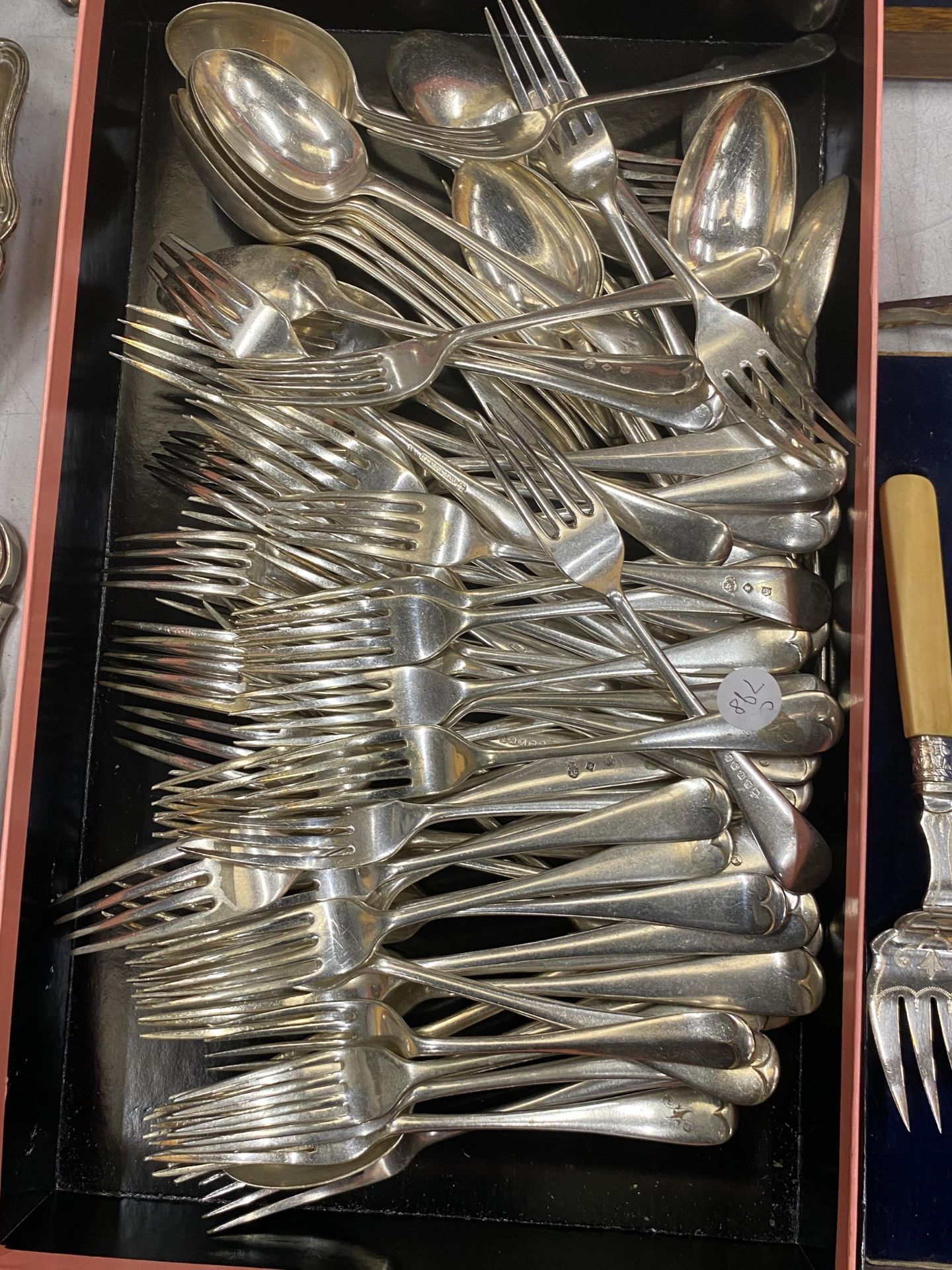 A MIXED LOT OF SILVER PLATED ITEMS, BOX OF FLATWARE, MOTHER OF PEARL HANDLED CASED SET AND CASED - Image 4 of 4