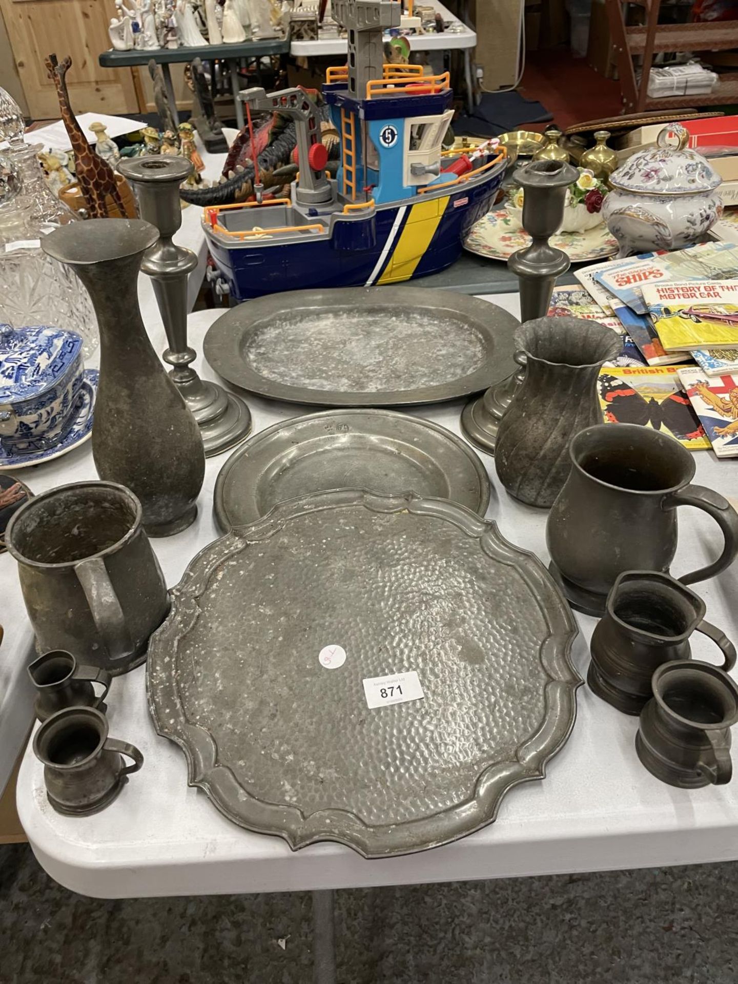 A LARGE QUANTITY OF VINTAGE PEWTER TO INCLUDE PLATES, VASES, CANDLESTICKS AND TANKARDS