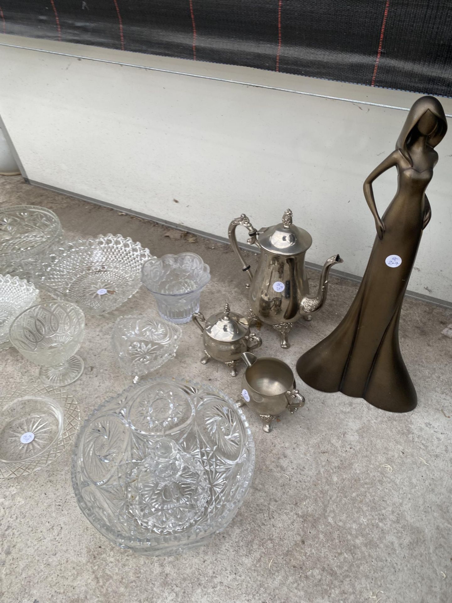 AN ASSORTMENT OF ITEMS TO INCLUDE A SILVER PLATE COFFEE SERVICE AND GLASS WARE ETC - Image 2 of 3