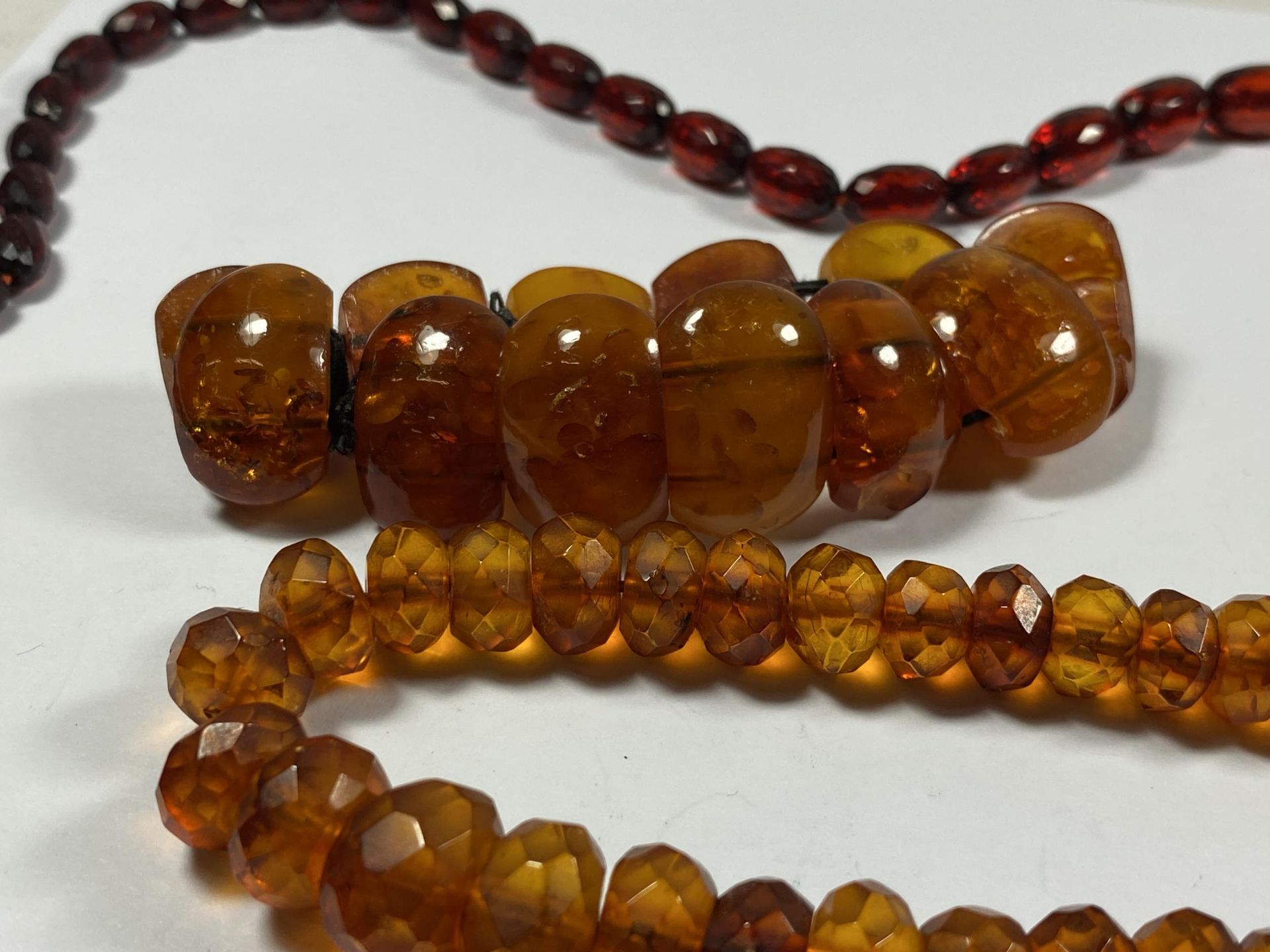 THREE BEADED ITEMS - RED GLASS NECKLACE, AMBER EFFECT BRACELET AND NECKLACE - Image 3 of 5