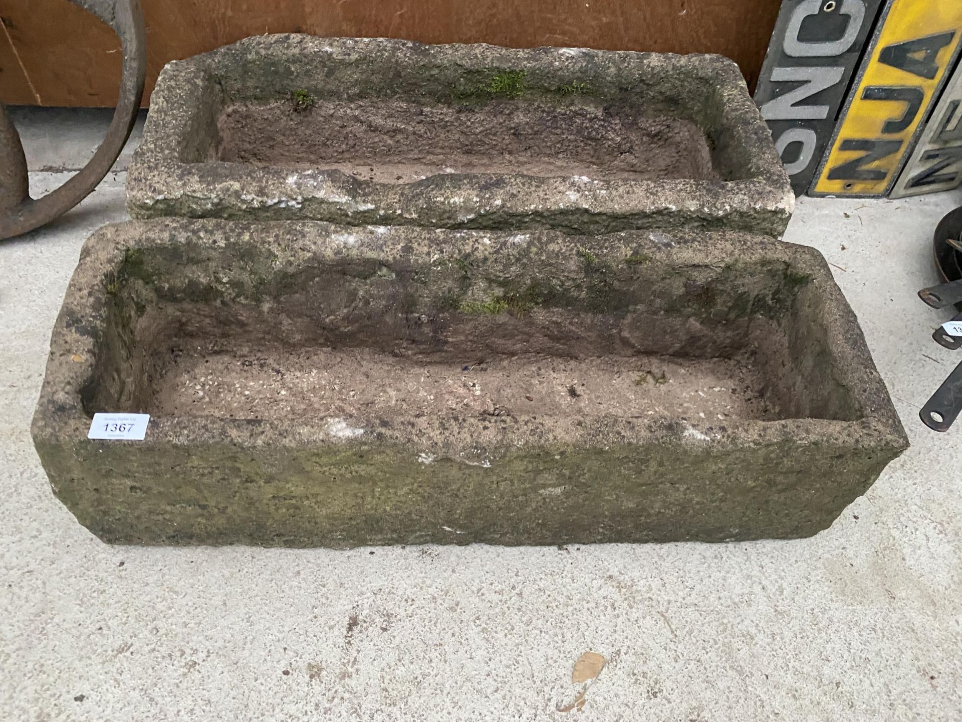 A PAIR OF RECONSTITUTED STONE PLANTER TROUGHS - Bild 2 aus 4