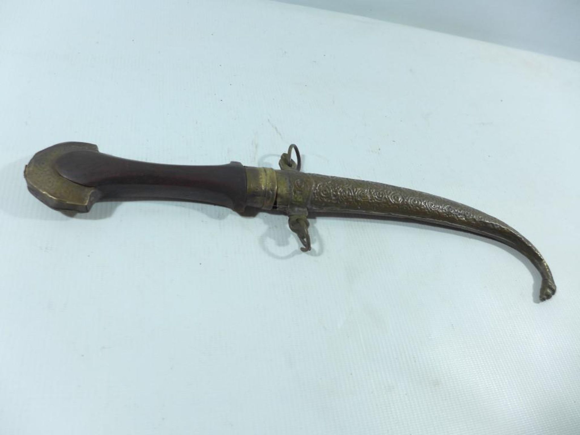 A LATE 19TH/EARLY 20TH CENTURY MOROCCAN DAGGER AND SCABBARD, 24CM BLADE - Image 3 of 4