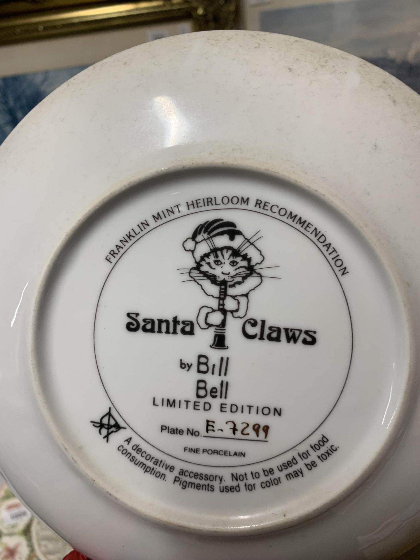 A QUANTITY OF ITEMS TO INCLUDE A CAT FIGURE, A FRANKLIN MINT 'SANTA CLAWS' CABINET PLATE, PLATES, - Image 4 of 5