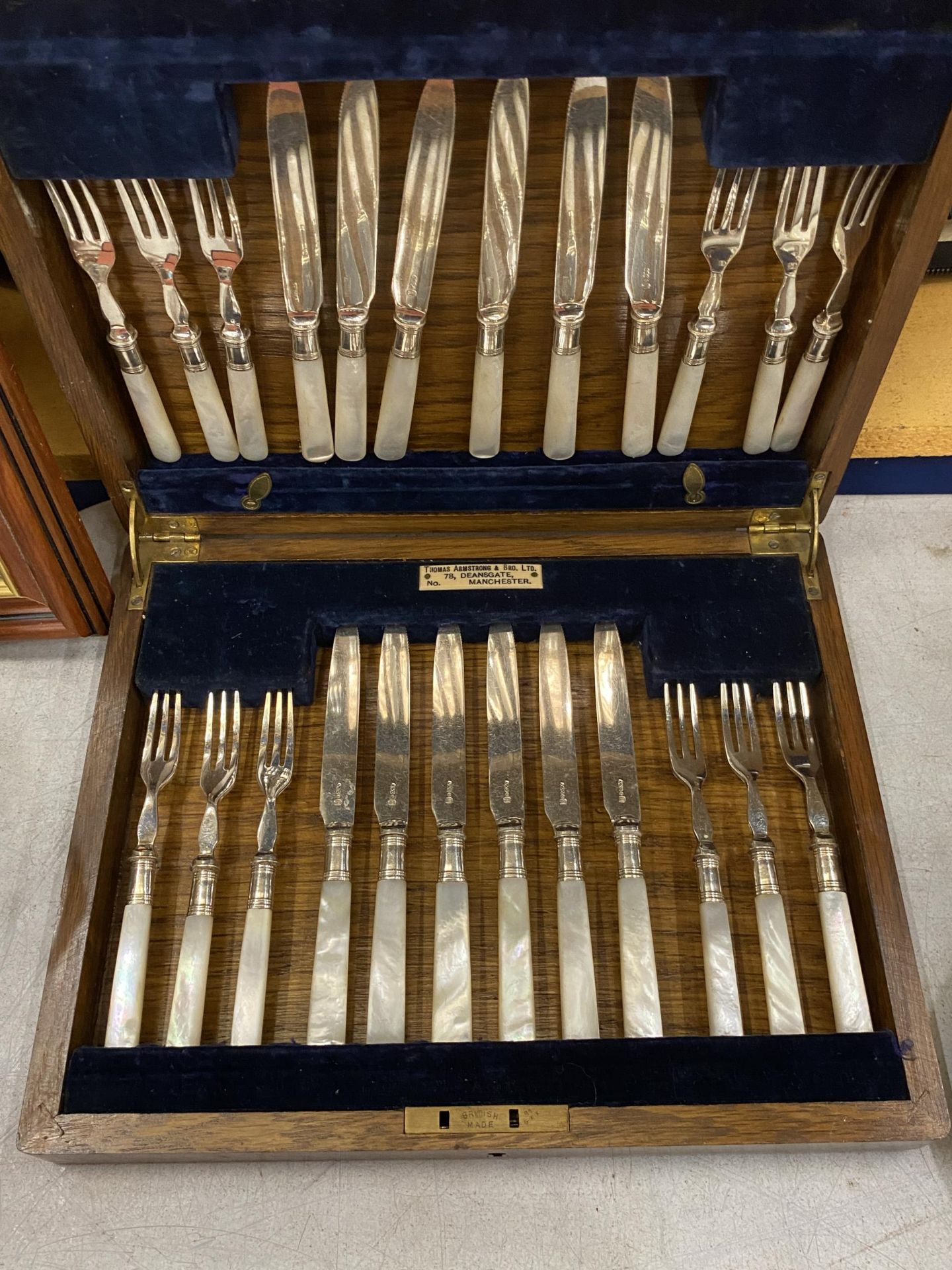 A MIXED LOT OF SILVER PLATED ITEMS, BOX OF FLATWARE, MOTHER OF PEARL HANDLED CASED SET AND CASED - Image 2 of 4