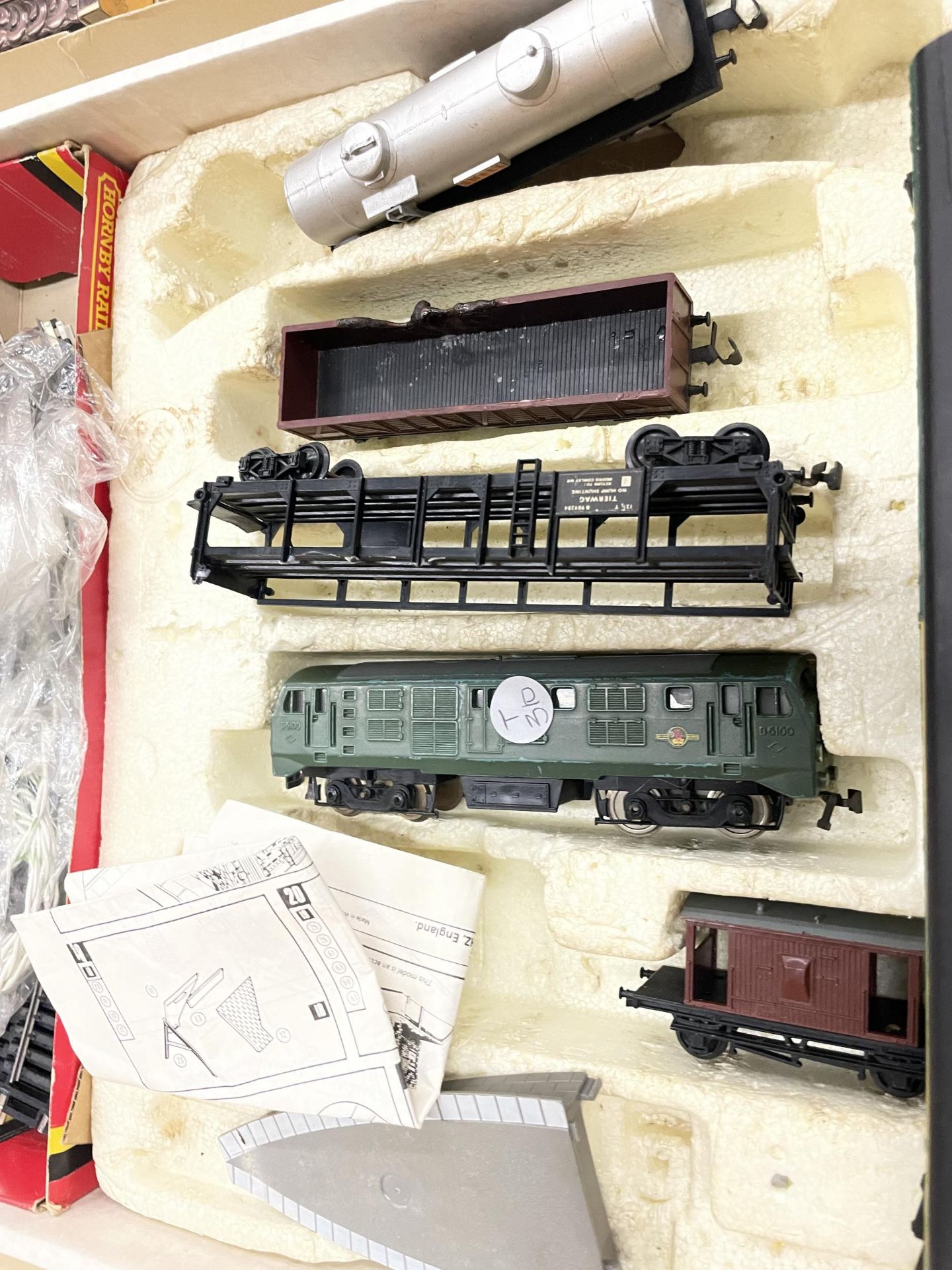 A QUANTITY OF RAILWAY ITEMS TO INCLUDE HORNBY TRAIN TRACK, A STEAM ENGINE, CARRIAGES, A TRANSFORMER, - Image 3 of 4