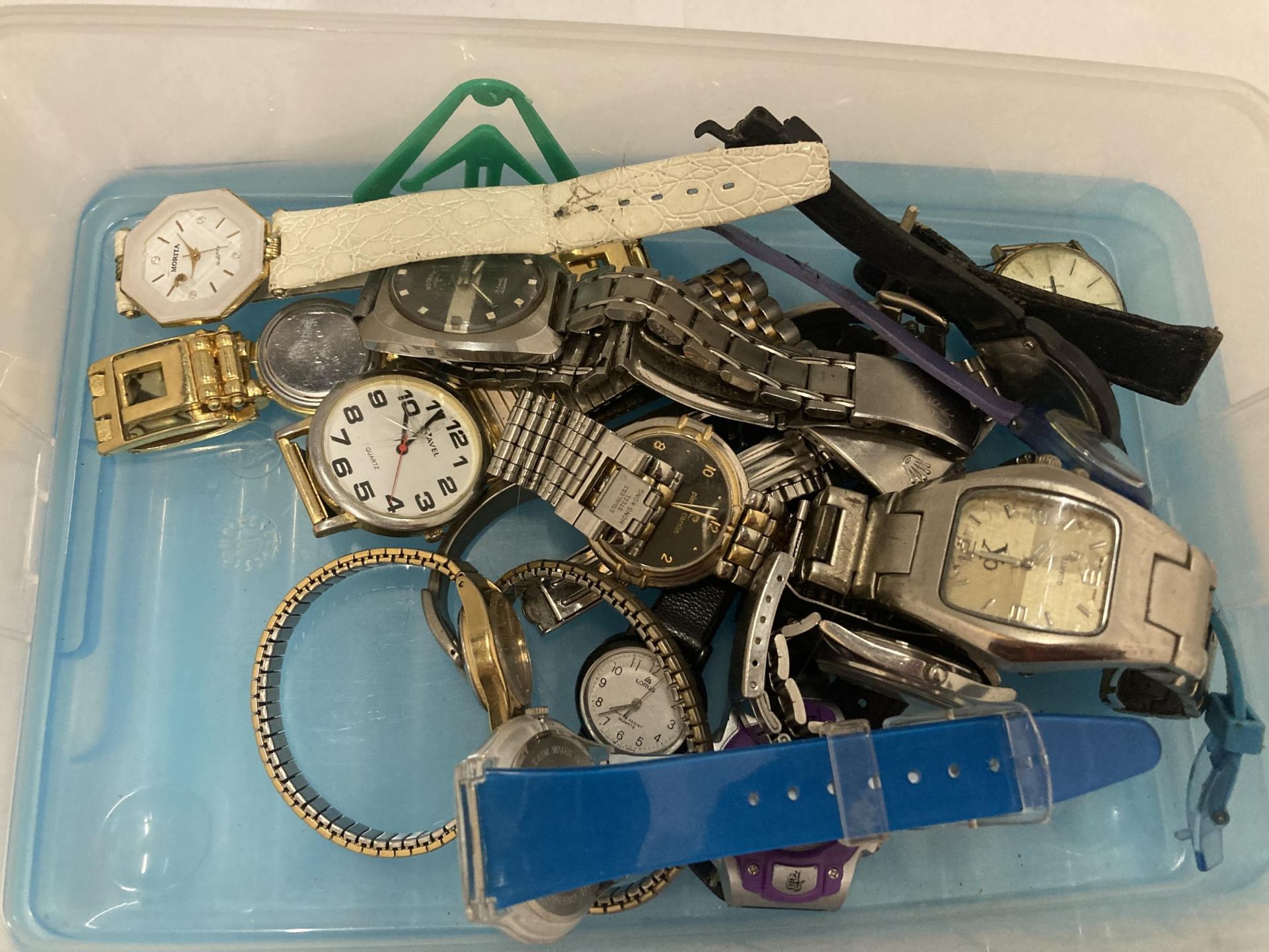 A QUANTITY OF WRISTWATCHES TO INCLUDE TIMEX AND ROTARY