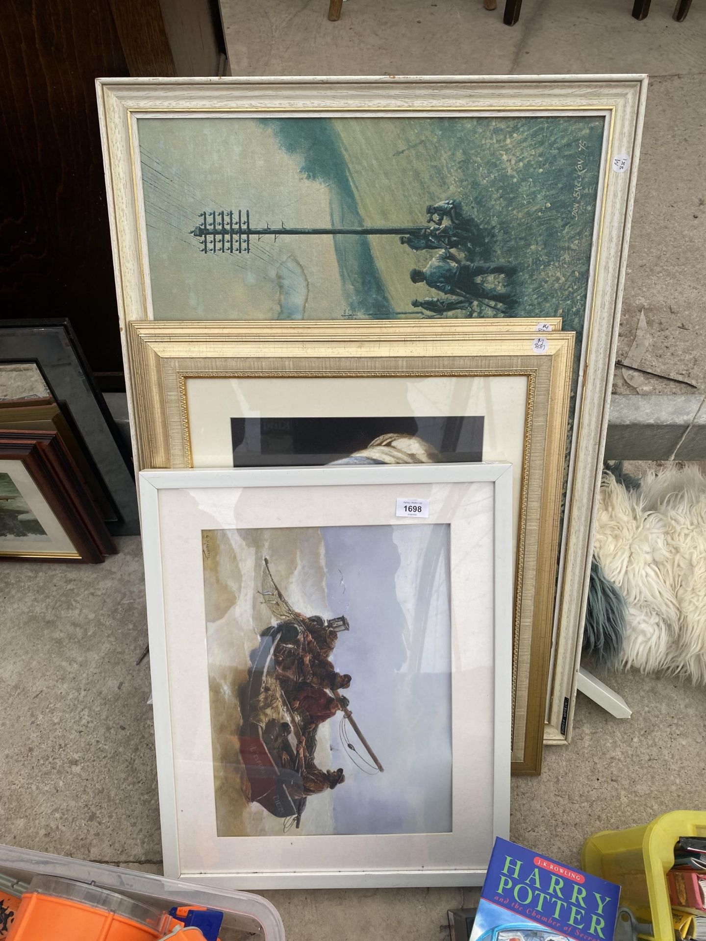 AN ASSORTMENT OF FRAMED PRINTS AND PICTURES