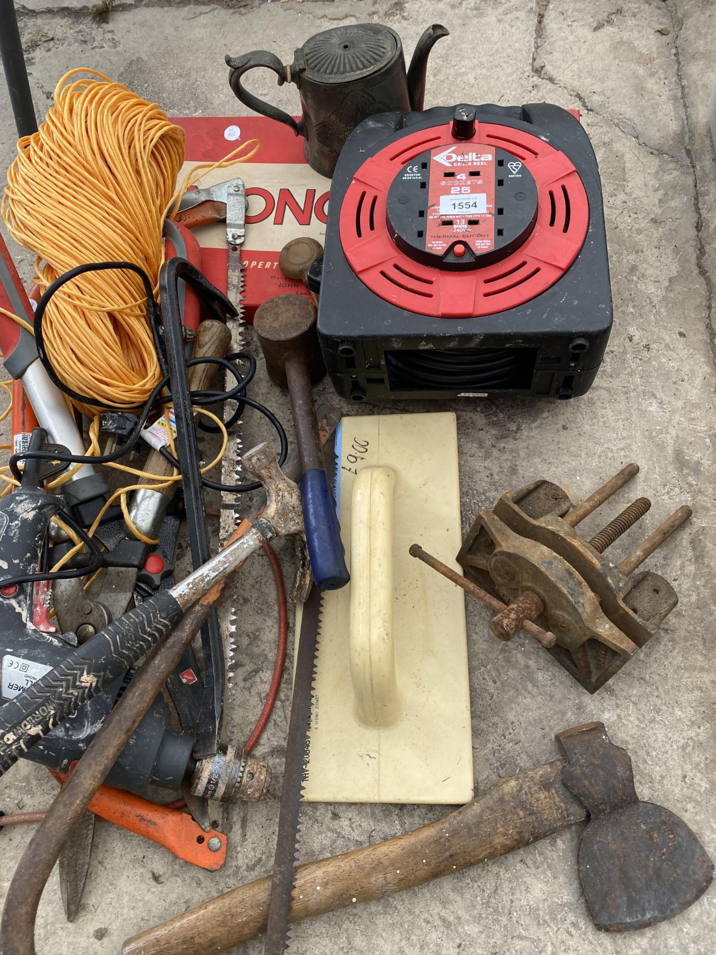 AN ASSORTMENT OF TOOLS TO INCLUDE A VICE, AN AXE AND AN EXTENSION LEAD ETC - Image 2 of 2