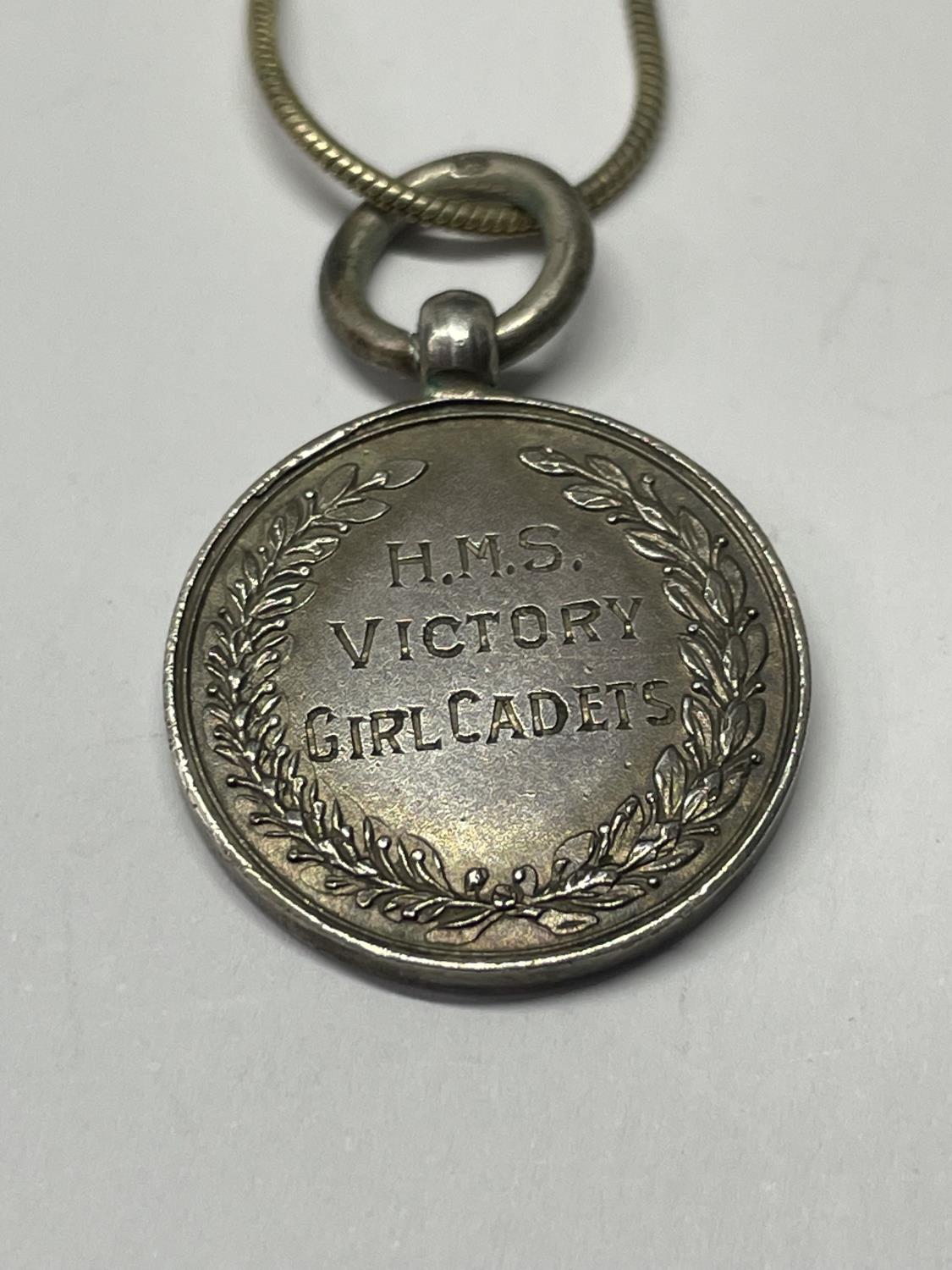 A HALLMARKED BIRMINGHAM SILVER HMS VICTORY GIRL CADET NECKLACE WITH PRESENTATION BOX - Image 2 of 4