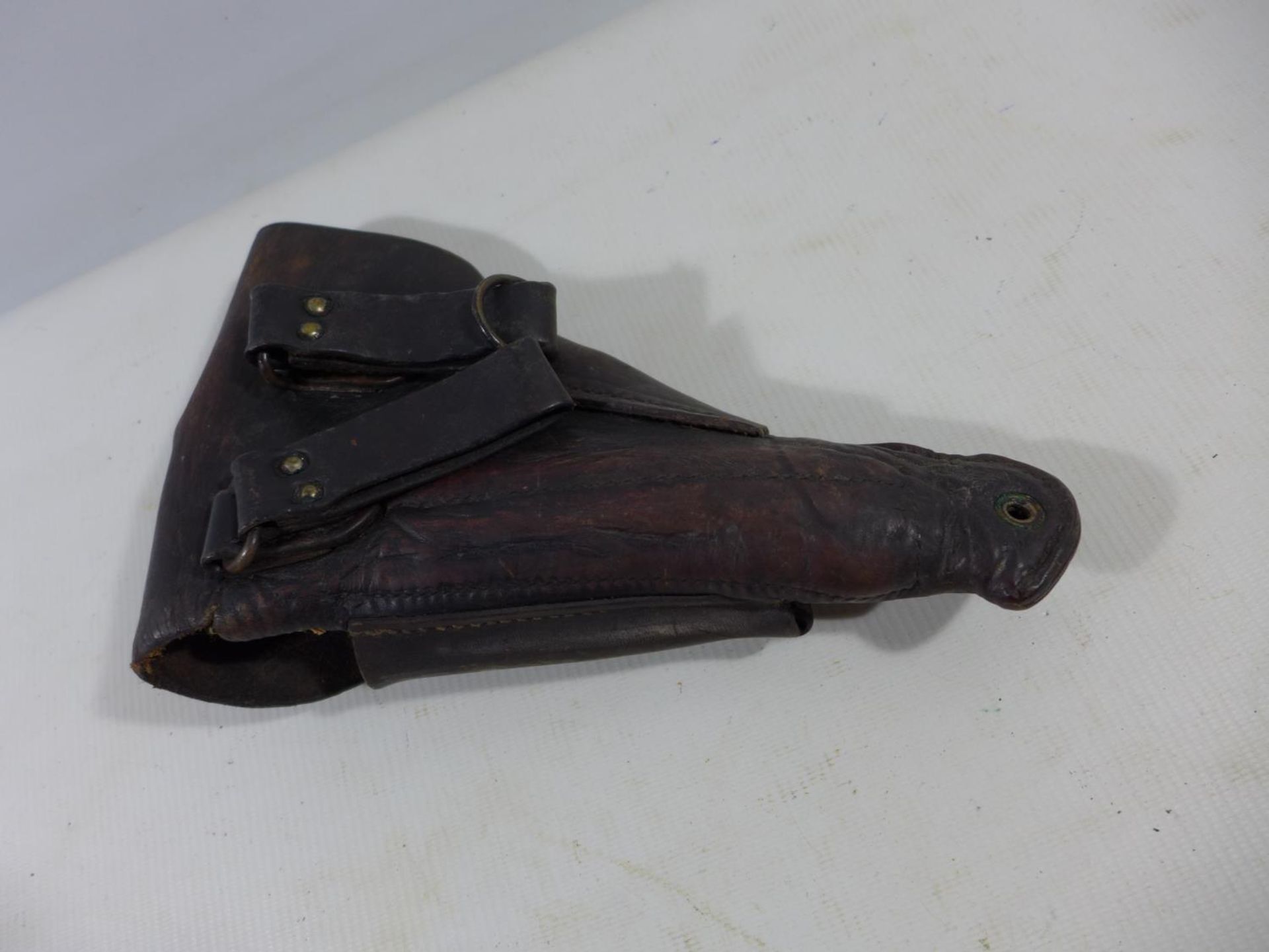 A WORLD WAR II PERIOD LEATHER AUTOMATIC PISTOL HOLSTER - Image 2 of 3