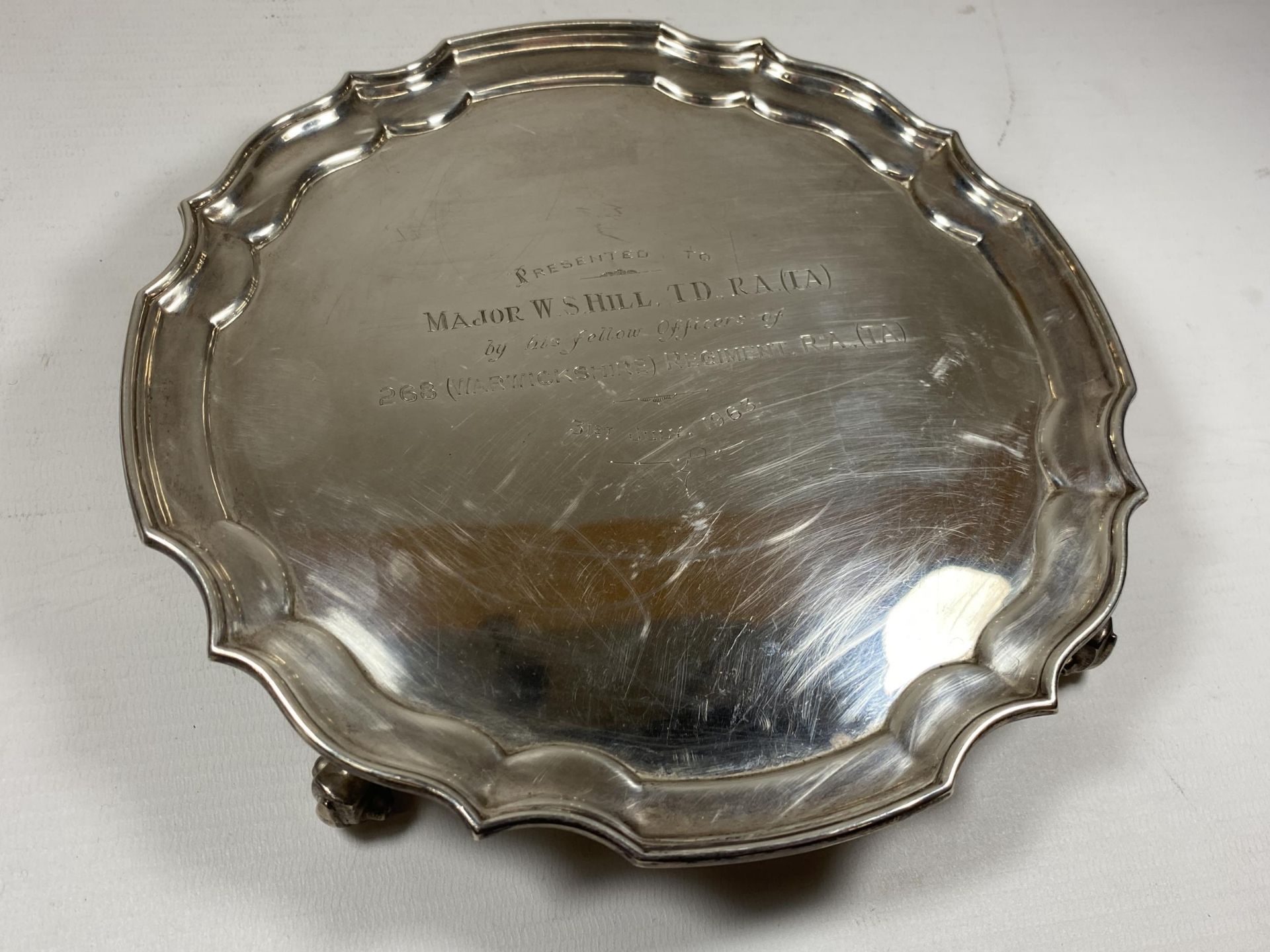 A BIRMINGHAM HALLMARKED SILVER SALVER OF MILITARY INTEREST, WEIGHT 365G, DIAMETER 20CM