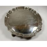 A BIRMINGHAM HALLMARKED SILVER SALVER OF MILITARY INTEREST, WEIGHT 365G, DIAMETER 20CM