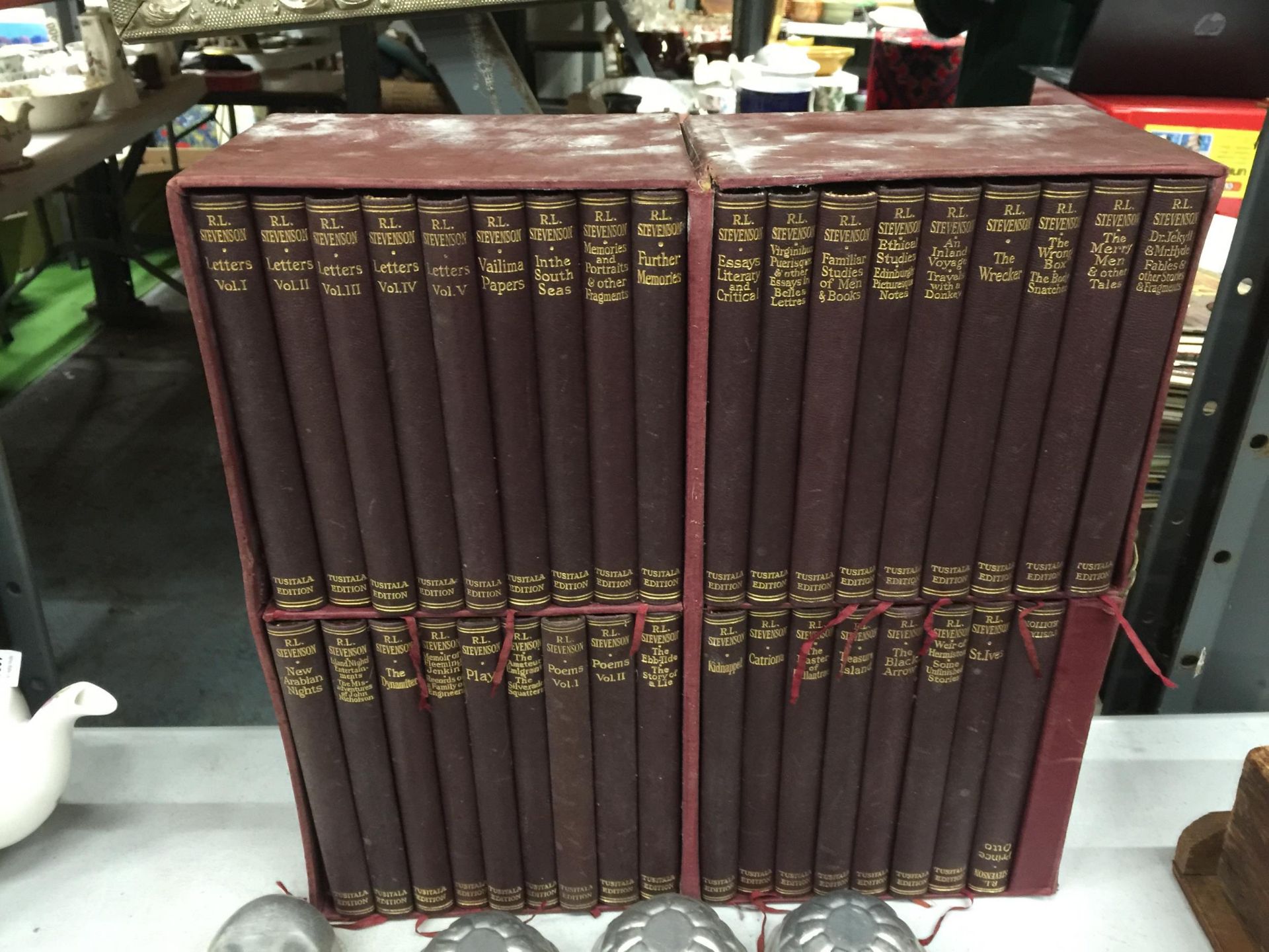 A VINTAGE BOXED LLIBRARY OF ROBERT LOUIS STEVENSON BOOKS