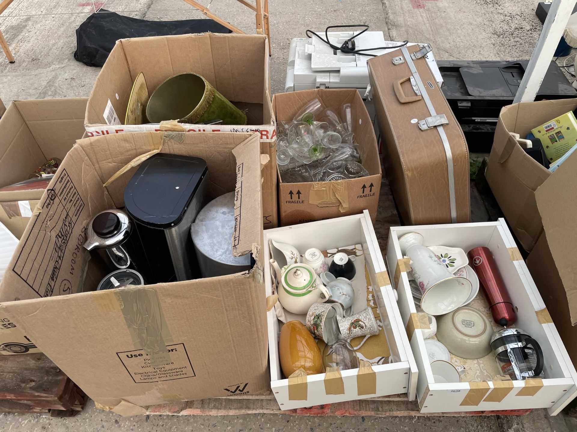 AN ASSORTMENT OF HOUSEHOLD CLEARANCE ITEMS TO INCLUDE CERAMICS AND GLASS WARE ETC