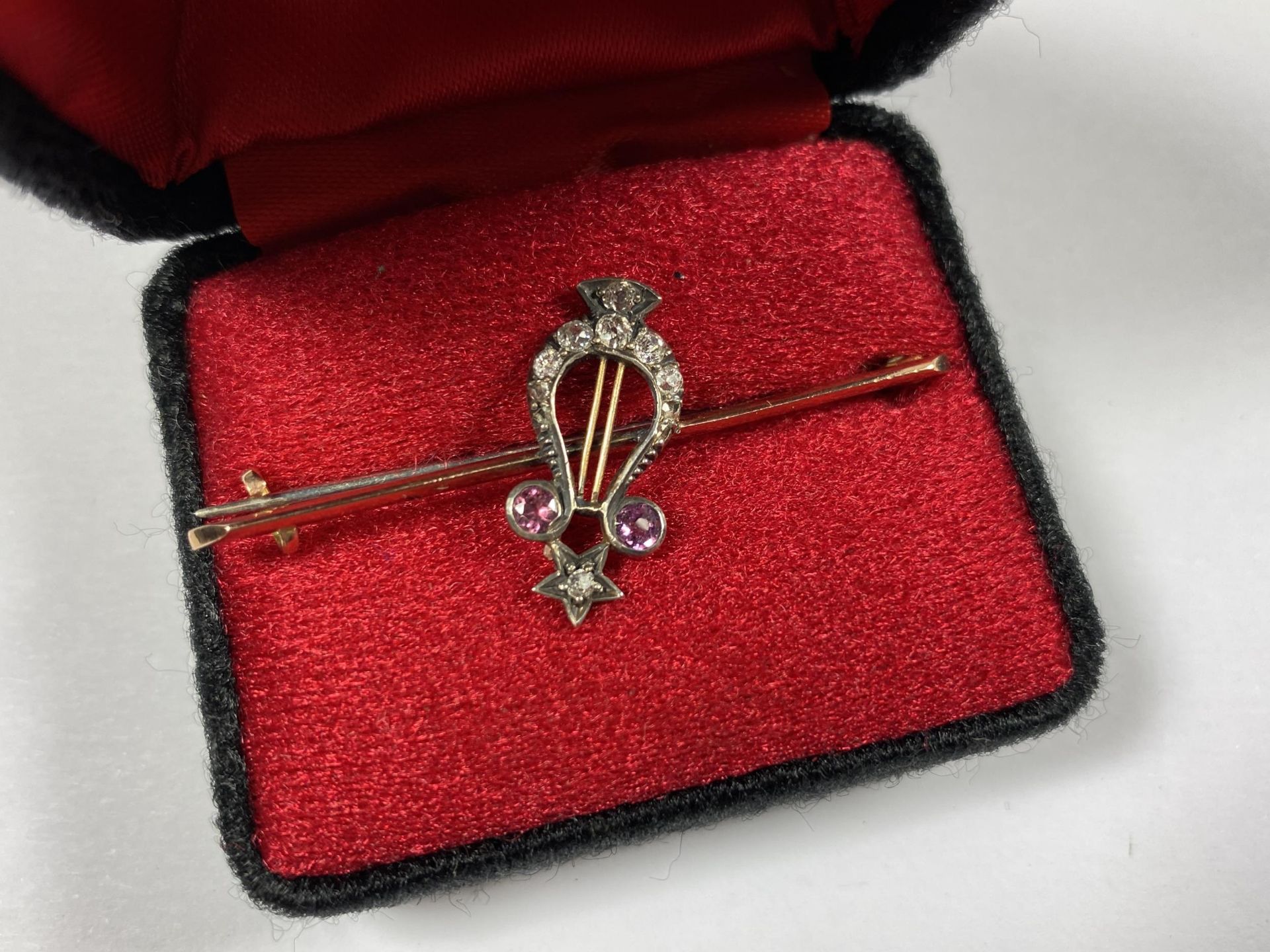 A VINTAGE DIAMOND & PINK STONE HARP BROOCH - Image 2 of 4