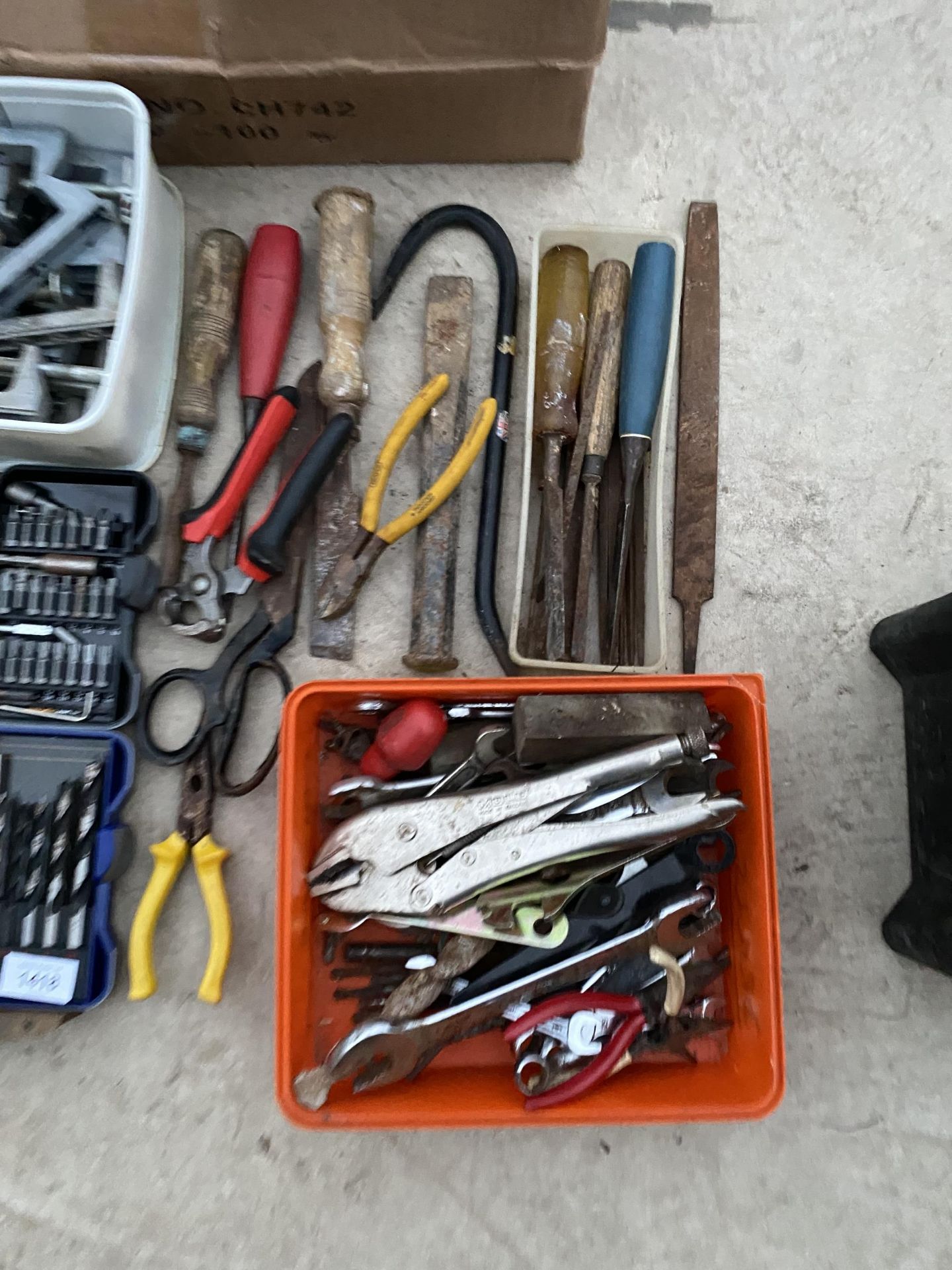 AN ASSORTMENT OF TOOLS TO INCLUDE CLAMPS, PLIERS, SPANNERS AND DRILL BITS ETC - Image 2 of 5