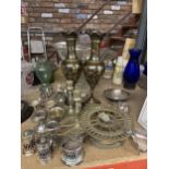 A QUANTITY OF SILVER PLATED ITEMS TO INCLUDE A HALLMARKED SILVER EGG CUP, CANDLESTICKS, BRASS