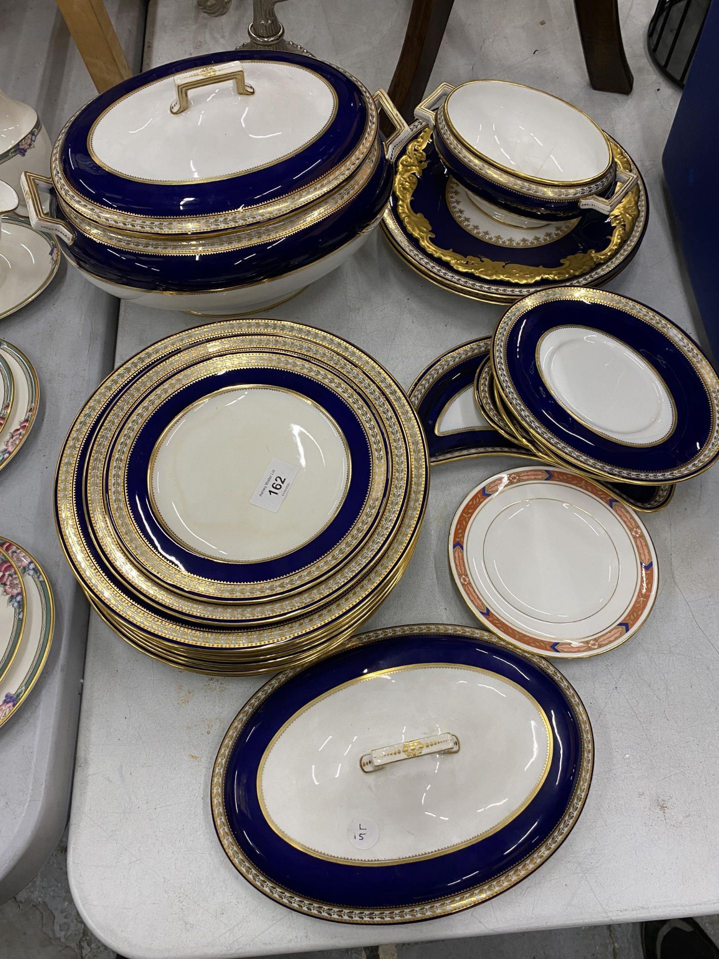 A QUANTITY OF COPELAND SPODE PLATES PLUS SEVING BOWLS IN BLUE WITH GILDED DECORATION